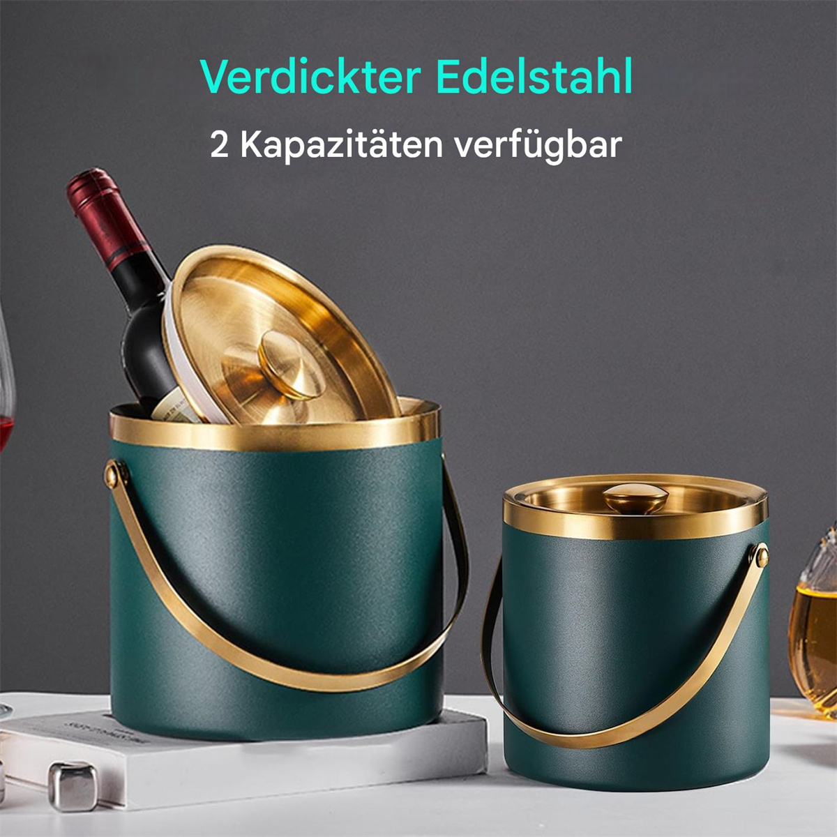 Zwei grüne Eiskübel mit goldenen Verzierungen und Griffen. Einer enthält eine Weinflasche. Der Hintergrund ist grau.