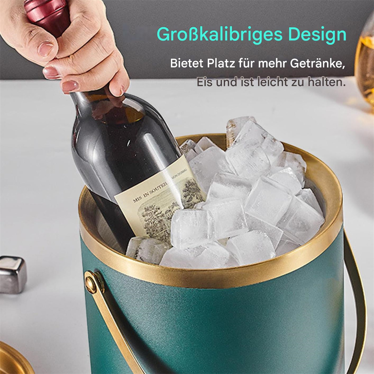 Hand hält Weinflasche und stellt sie in einen eisgefüllten grün-goldenen Kühler. Hintergrund: Text und verschwommenes Glas.