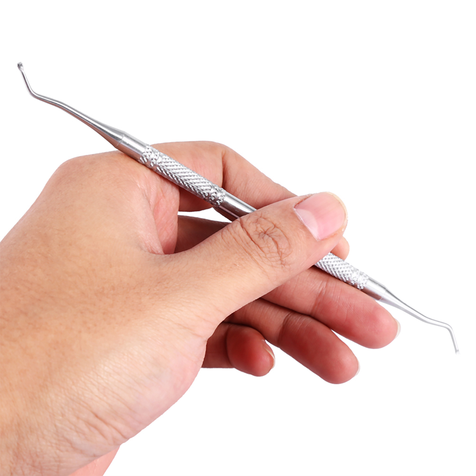 Eine Hand hält ein Dentalwerkzeug. Das Werkzeug ist silberfarben mit strukturiertem Griff und gebogenen Enden.