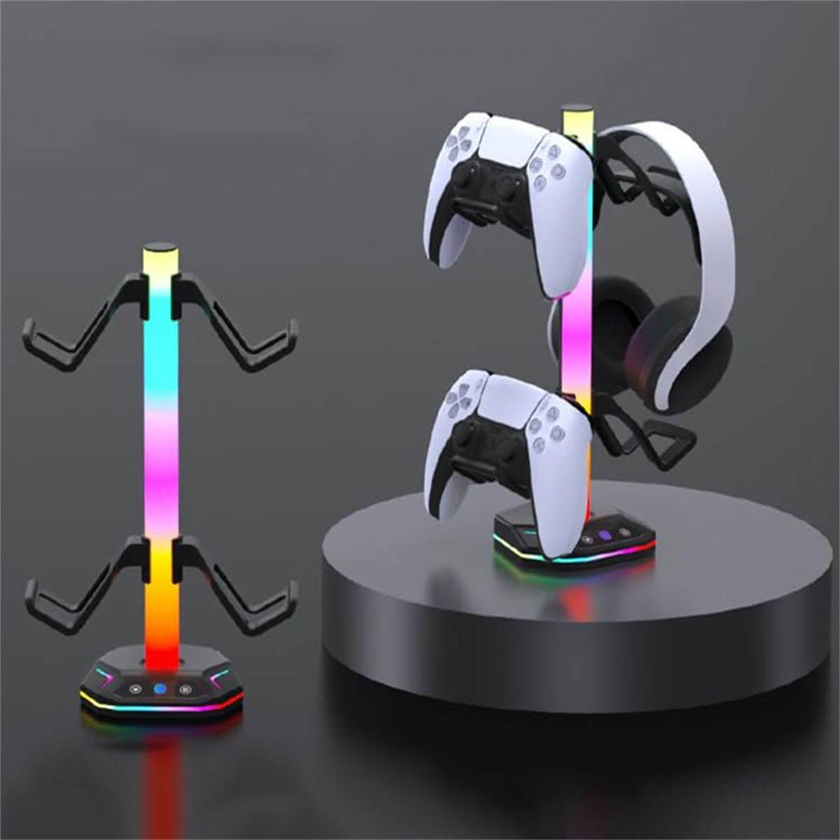 Gaming-Konsolenständer mit bunten Lichtern, zwei weißen Controllern und einem Headset. Der Ständer steht auf einer dunkelgrauen Oberfläche.