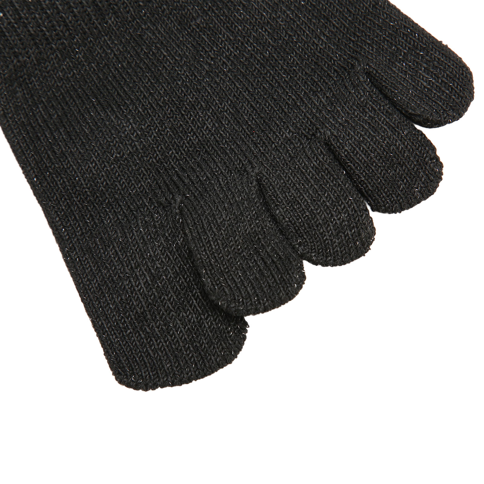 Nahaufnahme eines schwarzen Strickhandschuhs mit getrennten Fingern. Weißer Hintergrund.