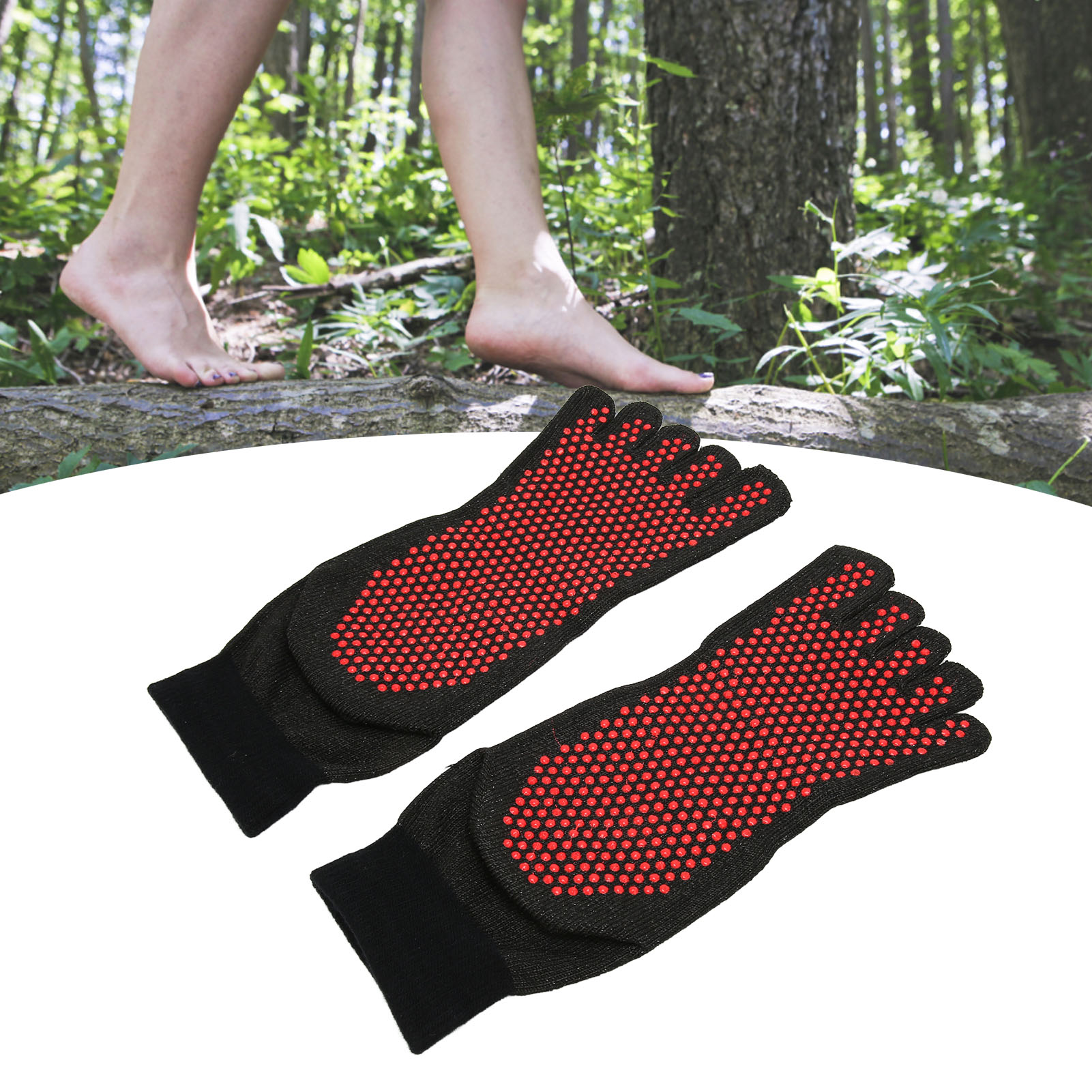 Barfuß auf einem Baumstamm im Wald. Zwei schwarze Zehensocken mit roten Punkten sind im Vordergrund.