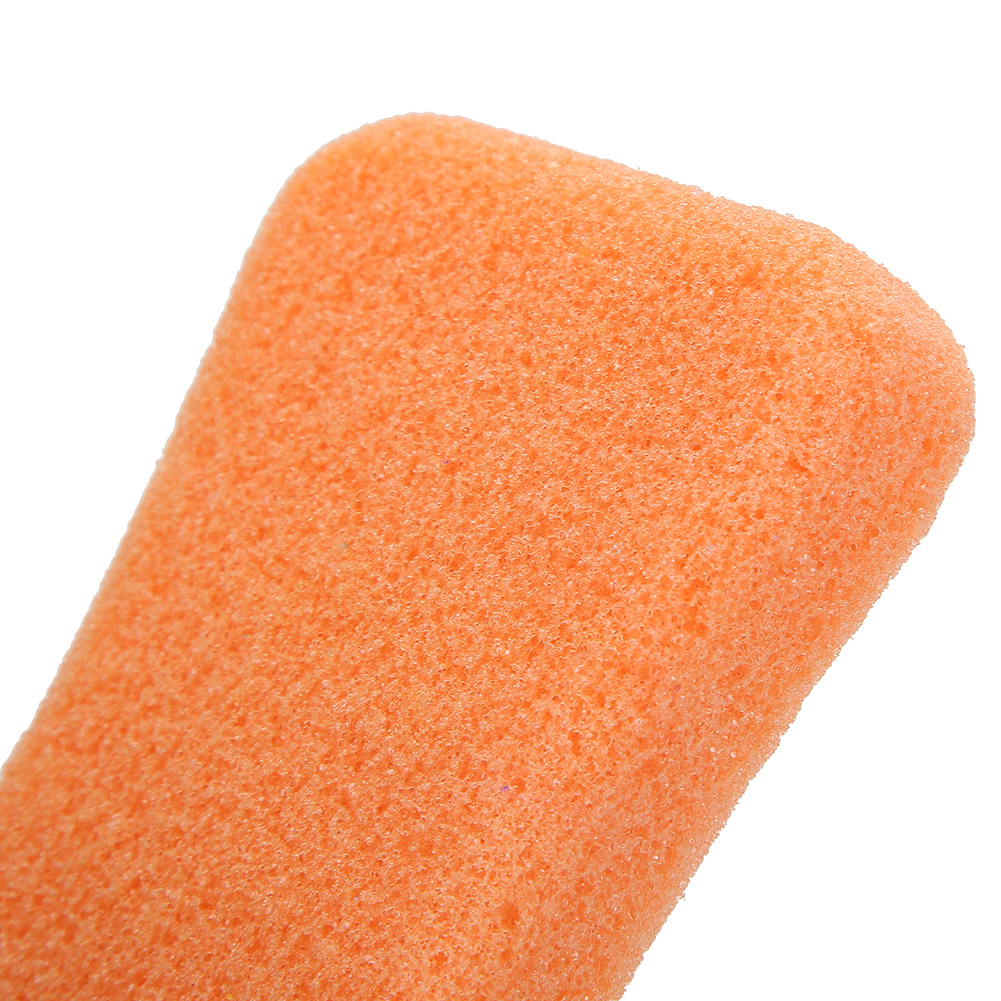 Nahaufnahme eines orangefarbenen Schaumstoffobjekts mit strukturierter Oberfläche. Der Hintergrund ist weiß.