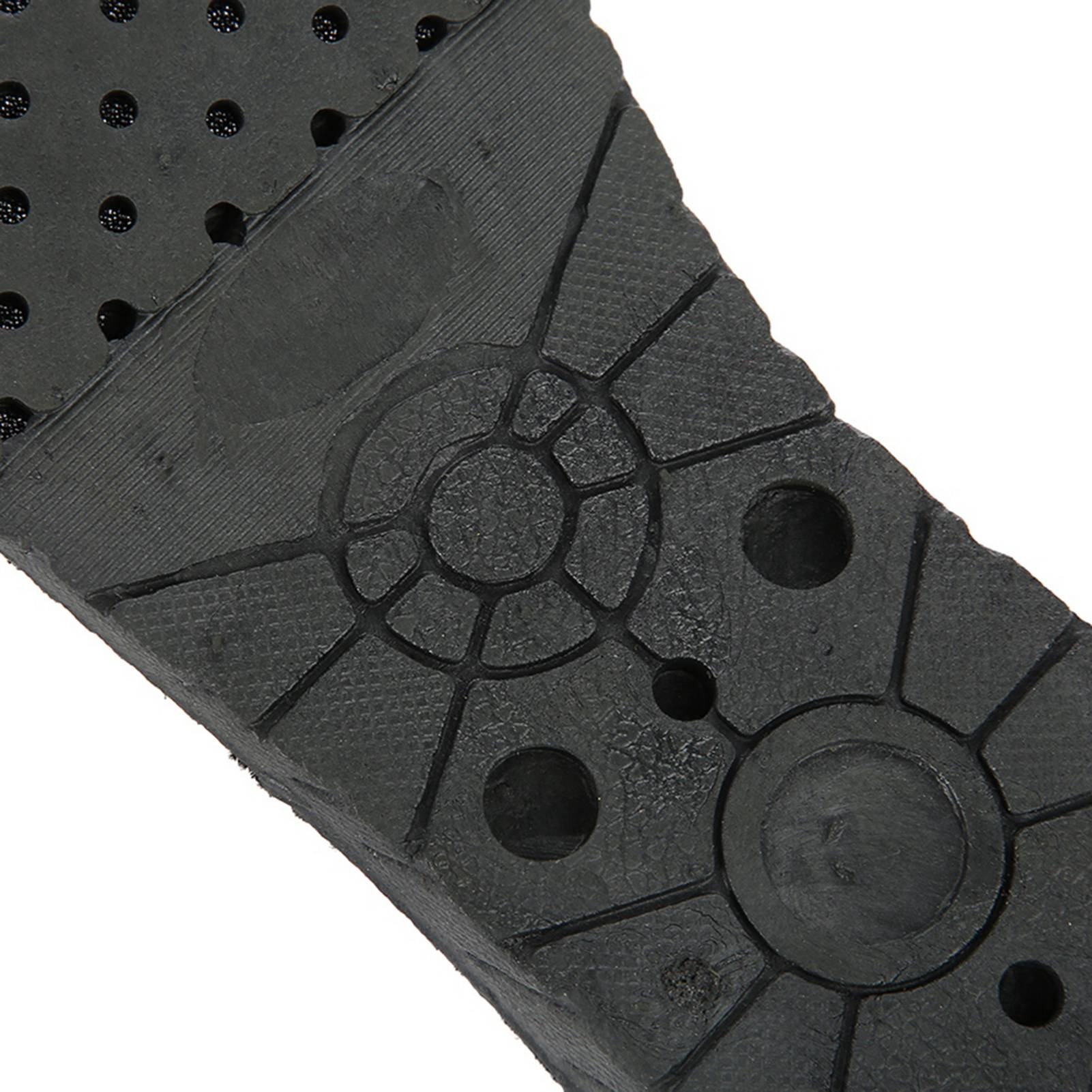 Nahaufnahme von schwarzem Gummi. Es hat verschiedene Formen, darunter Kreise und geometrische Muster, mit kleinen Löchern.