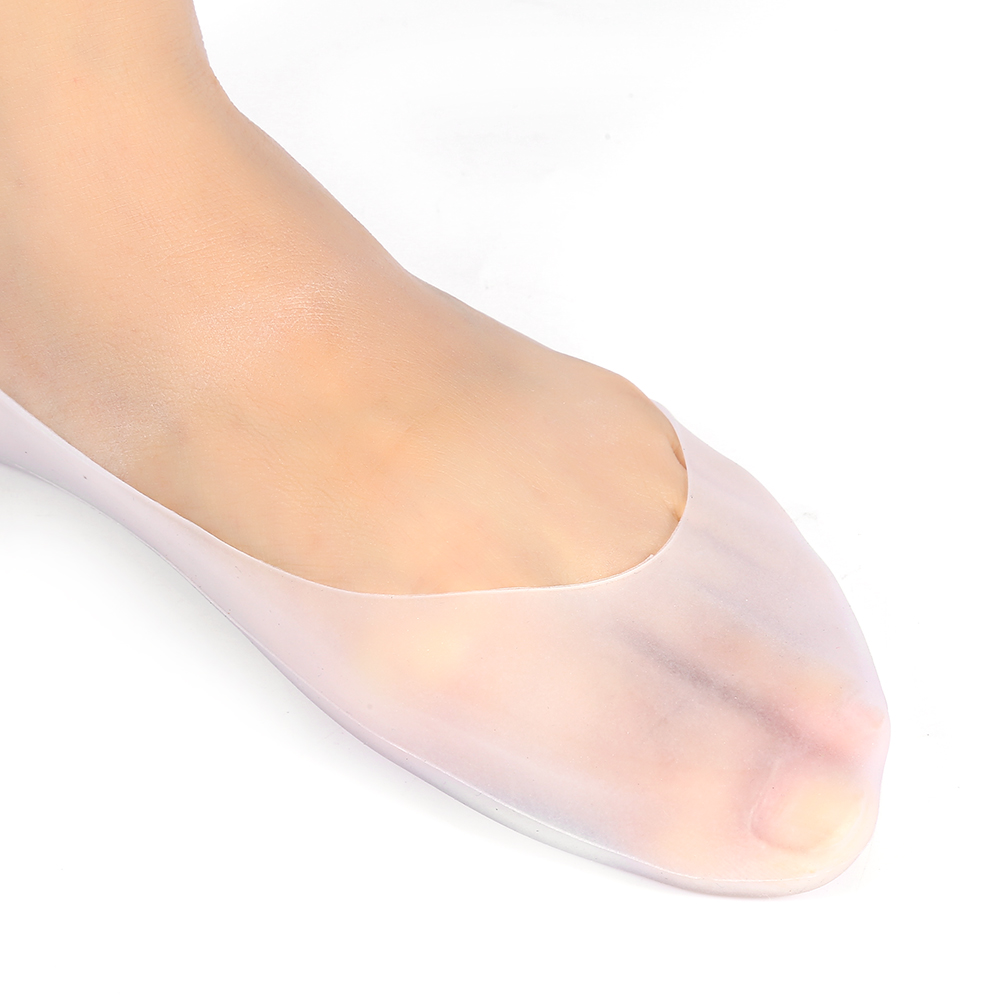 Fuß in transparentem Schuh. Hautton sichtbar. Weißer Hintergrund. Der Schuh ist hellrosa.