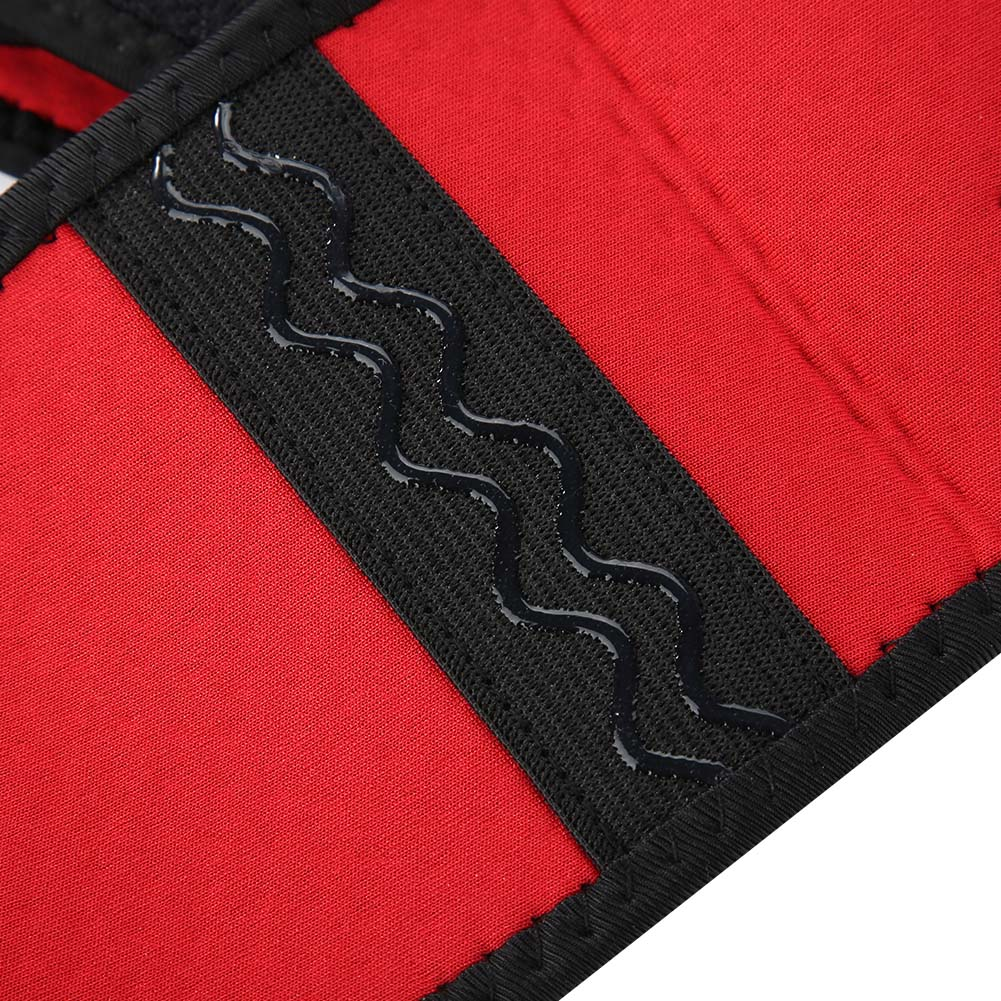 Nahaufnahme von rotem Stoff mit schwarzem Riemen und wellenförmigen, gelartigen Linien. Schwarze Ränder umranden den Stoff.