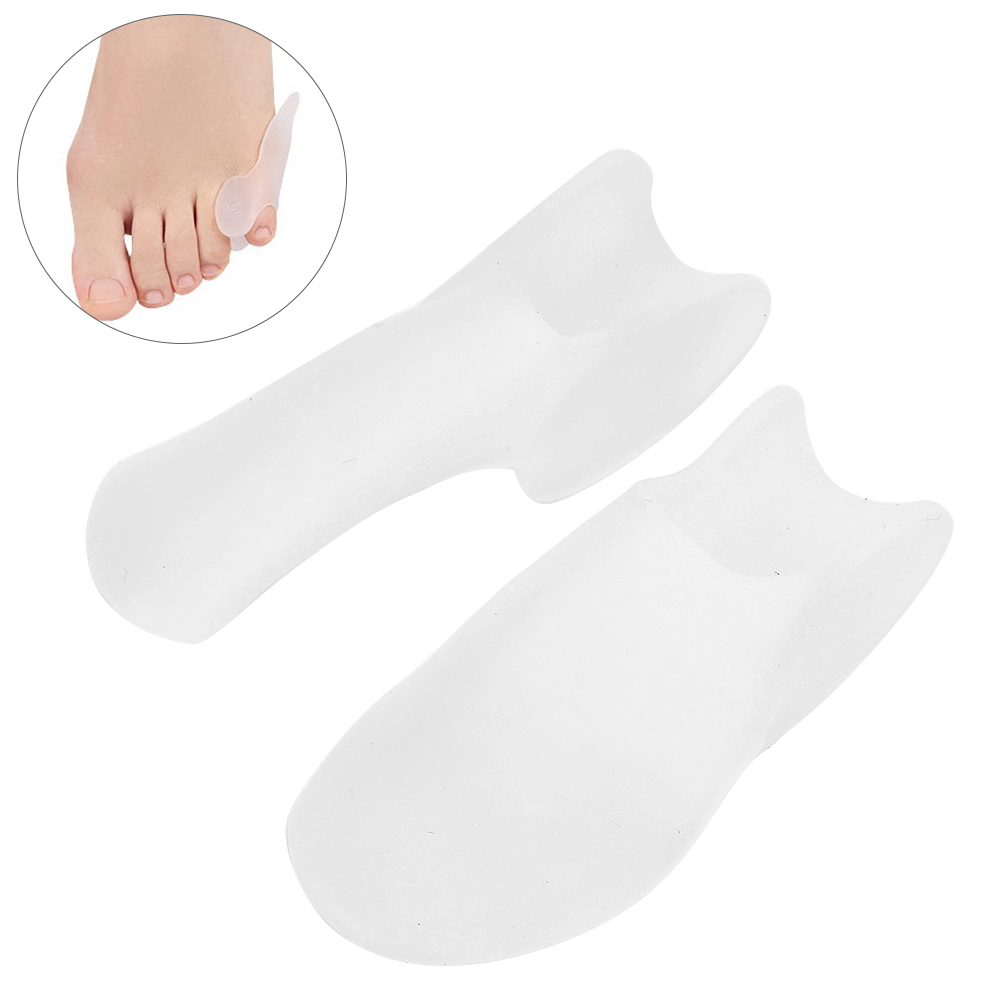Zwei weiße Zehentrenner sind abgebildet, einer an einem Fuß. Sie trennen die Zehen. Ein Fuß mit einem Separator befindet sich in einem Kreis.