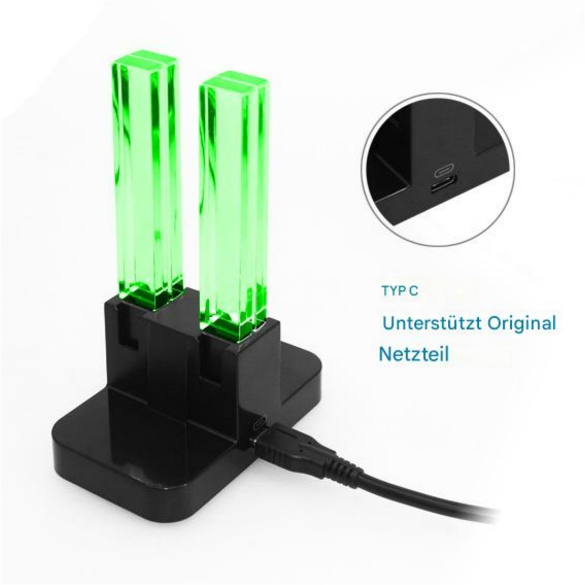 Schwarze Ladestation mit zwei grünen vertikalen Lichtern. Ein USB-Kabel ist angeschlossen. Eine kleine Abbildung zeigt die Ladebuchse.