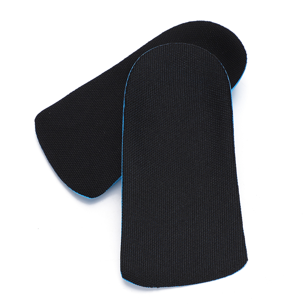 Zwei schwarze Schuheinlagen mit blauen Rändern auf weißem Hintergrund. Die Einlagen sind strukturiert und oben gebogen.
