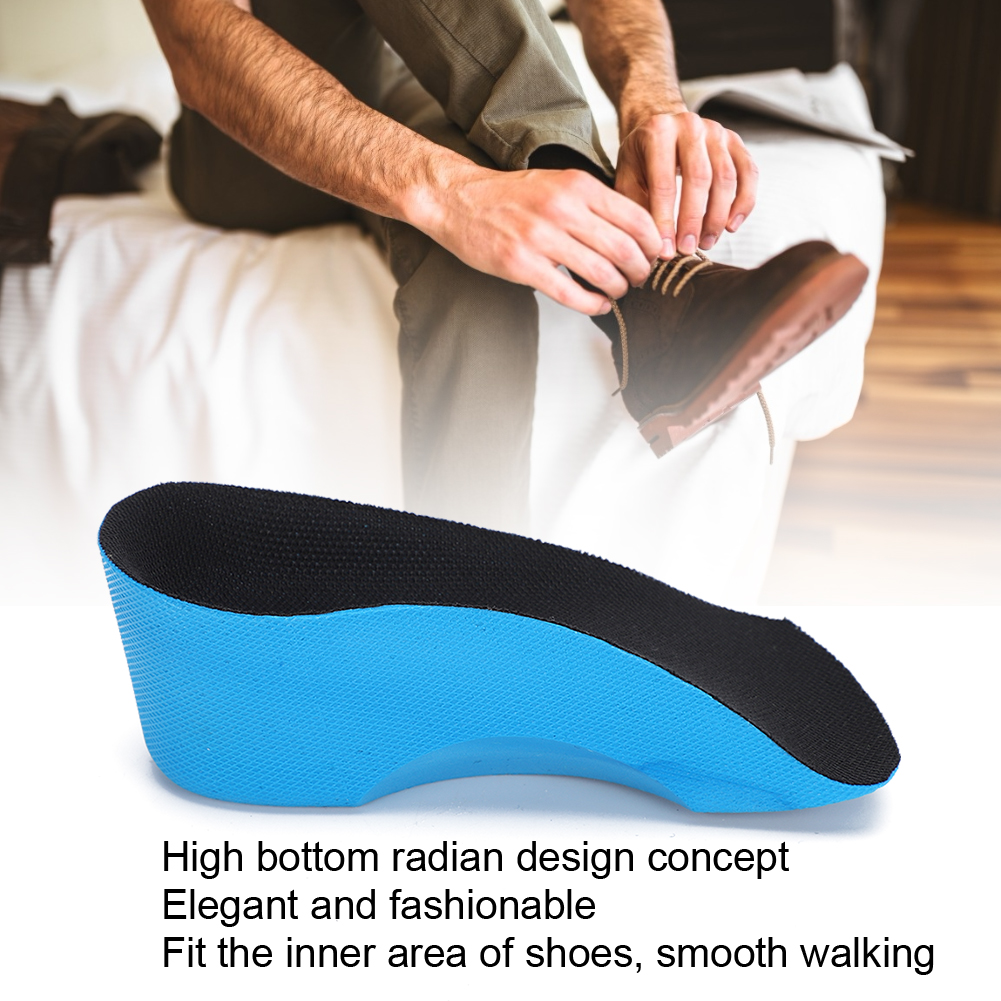 Eine Person schnürt einen braunen Schuh. Eine blaue und schwarze Einlegesohle liegt im Vordergrund.
