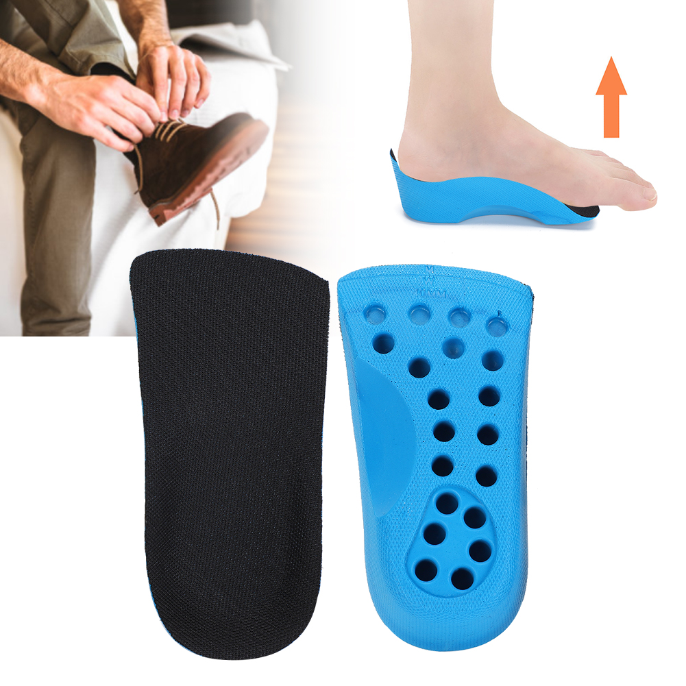Das Bild zeigt Fußorthesen, einen Schuh und einen Fuß. Orthese ist blau, mit schwarzer Basis. Person bindet braunen Schuh.