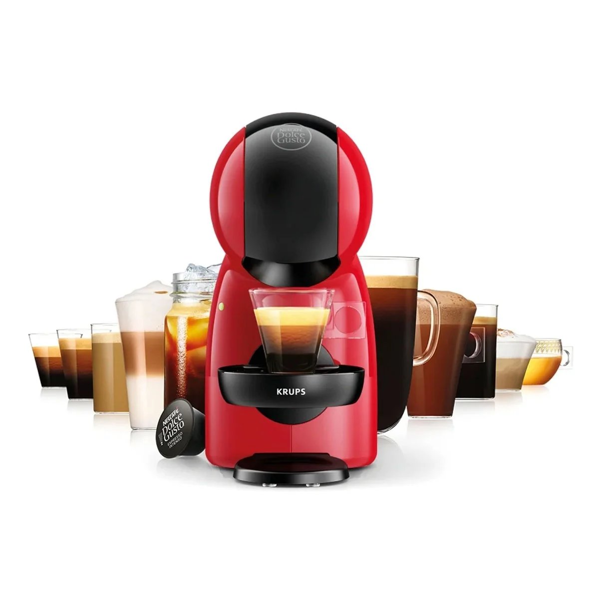 Macchina da caffè Krups rossa con un bicchiere di caffè davanti. Varie bevande al caffè dietro. Sfondo bianco.
