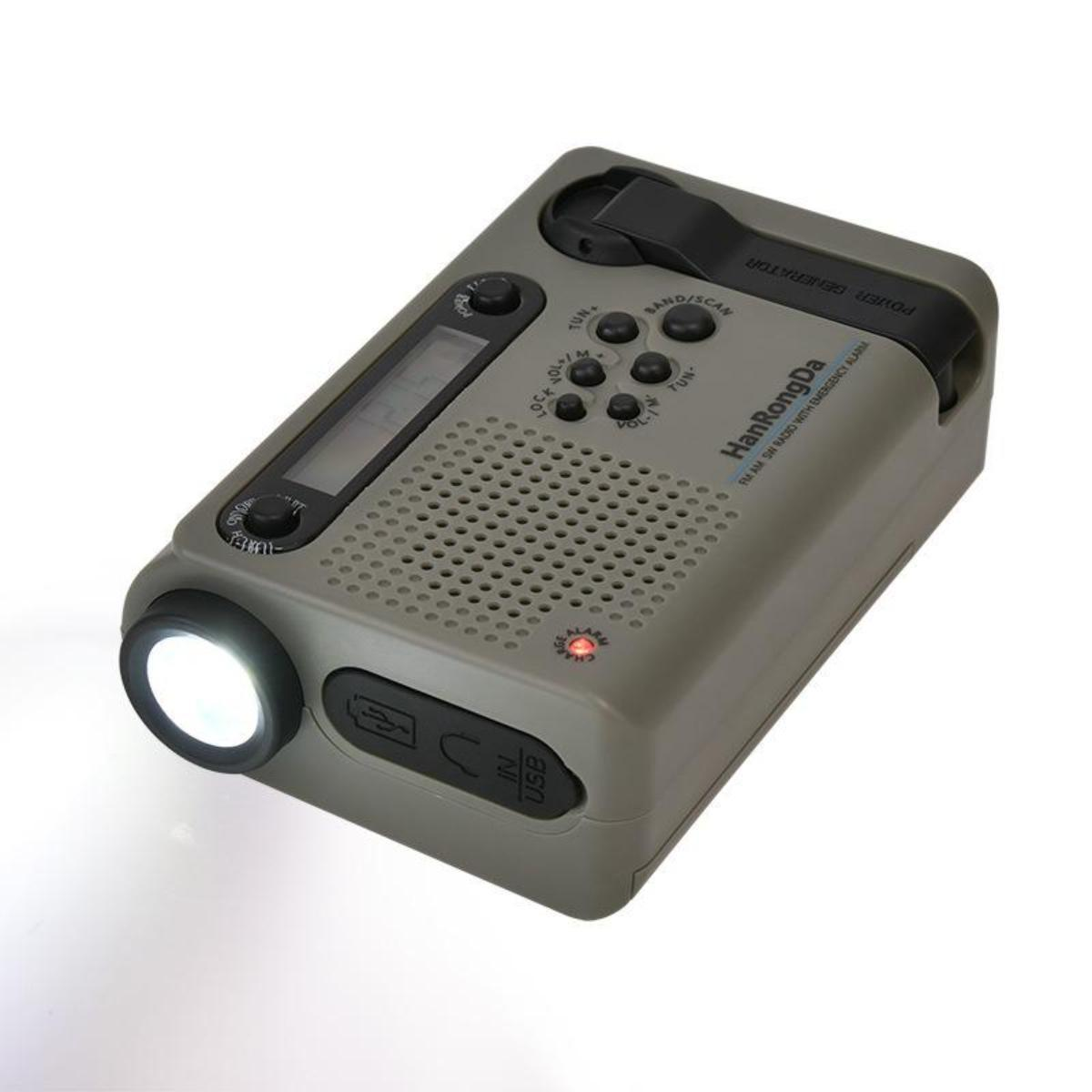 Ein graues tragbares Radio mit Taschenlampe und USB-Anschluss. Es hat Knöpfe und ein digitales Display. Der Hintergrund ist weiß.