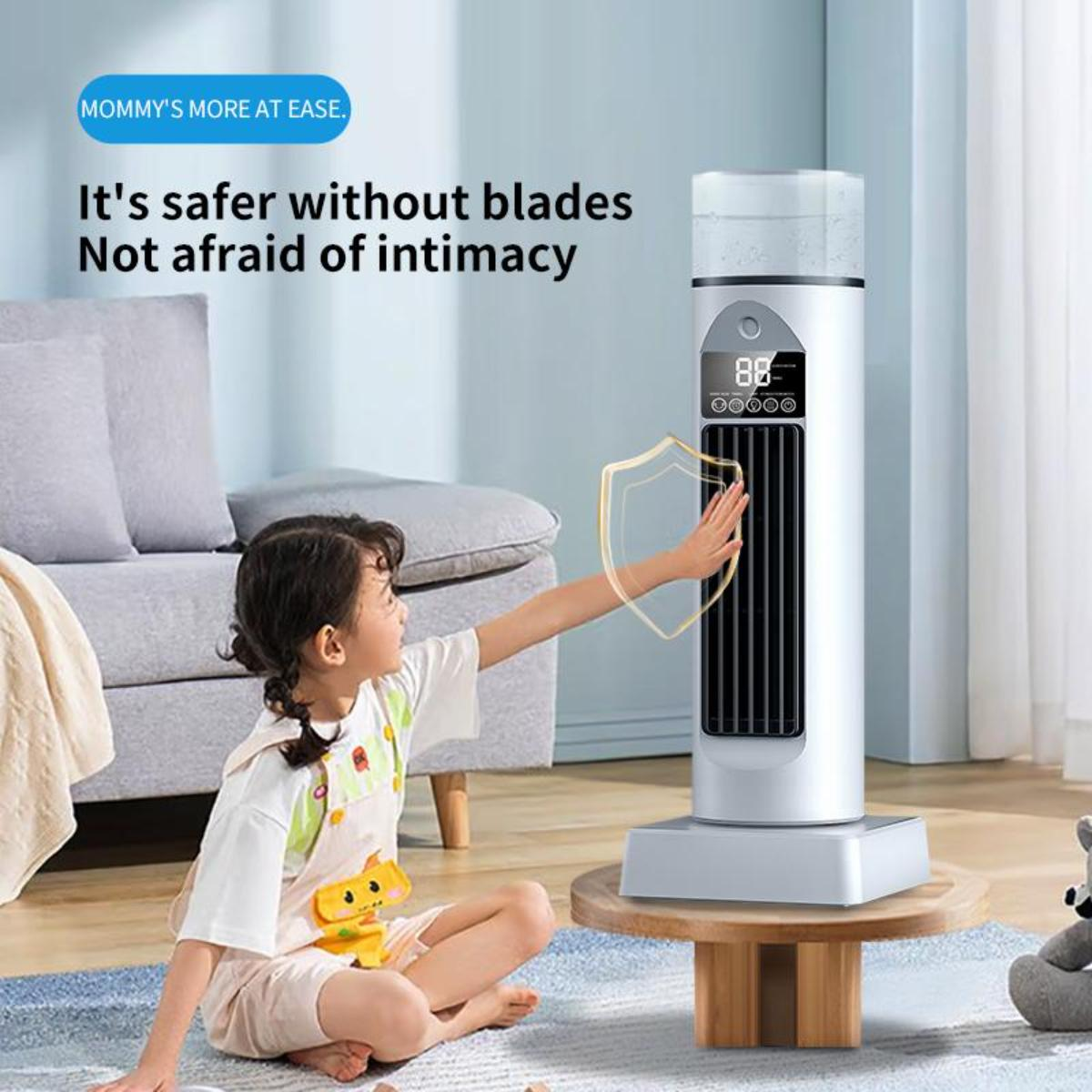 Ein Mädchen greift nach einem blattlosen Ventilator. Der Ventilator ist weiß. Im Hintergrund steht ein Sofa.