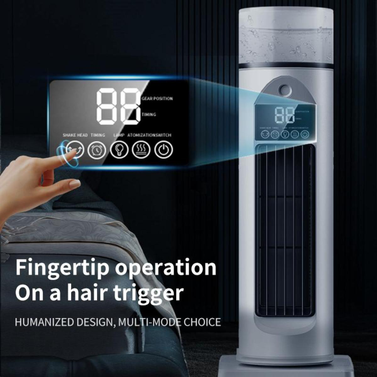 Hand berührt Bedienfeld an einem Turmventilator. Panel zeigt Einstellungen und Digitalanzeige. Ventilator ist silber und weiß.