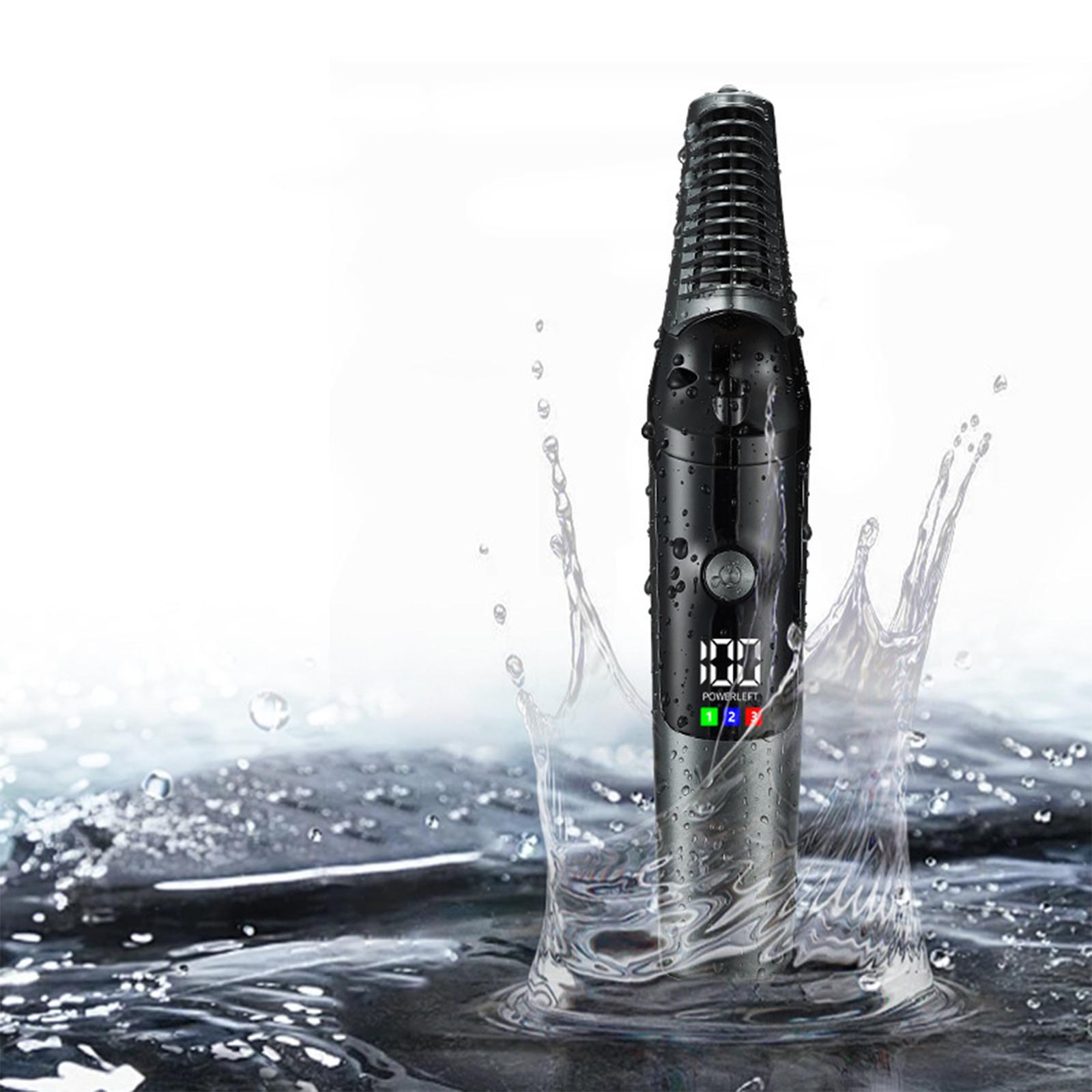 Schwarzer Elektrorasierer mit Digitalanzeige inmitten von Wasserspritzern.