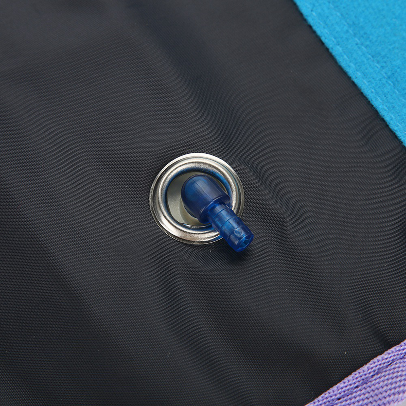 Schwarzer Stoff mit blauem Düsenanschluss und silberner Öse. Blaue und violette Kanten vorhanden.