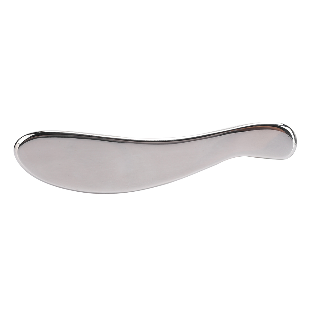 Ein silbernes Metall-Beauty-Tool, gebogen mit einem Griff rechts. Es liegt auf weißem Hintergrund, mit reflektierender Oberfläche.