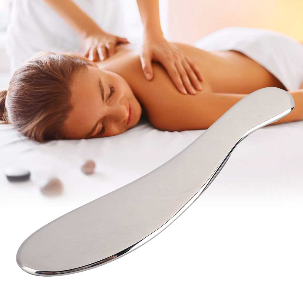 Eine Frau erhält eine Rückenmassage. Ein silbernes Massagegerät ist im Vordergrund. Die Szene deutet auf Entspannung und Wohlbefinden hin.