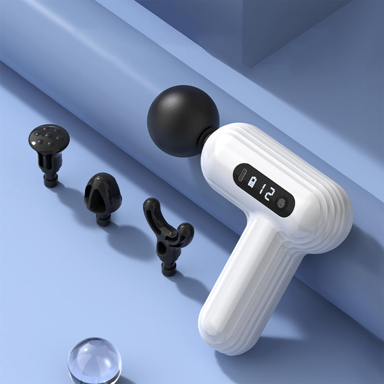 Weißes Massagegerät mit schwarzen Aufsätzen und einem schwarzen Ball. Blauer Hintergrund.
