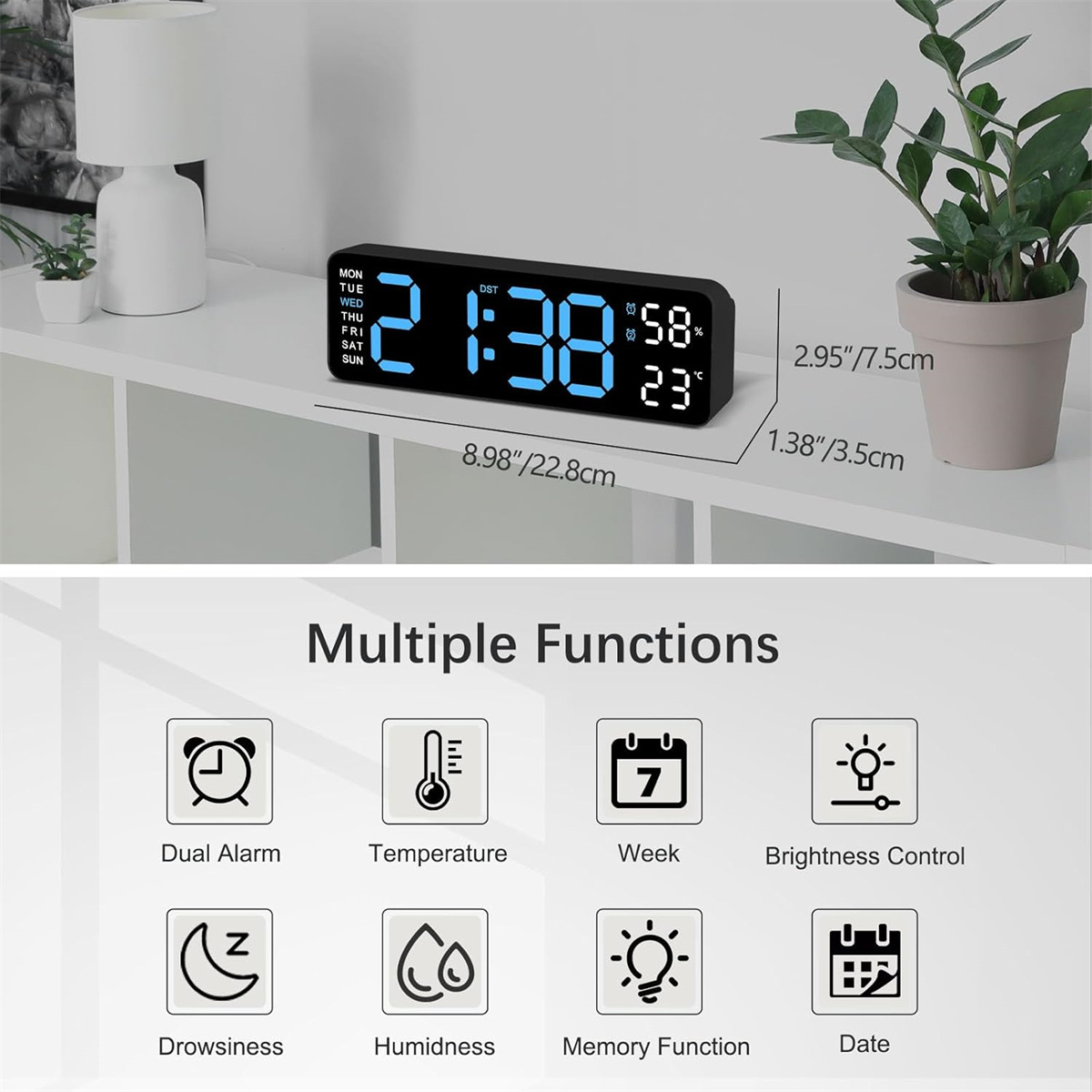 Eine Digitaluhr zeigt 21:38 Uhr, mit Temperatur, Luftfeuchtigkeit und anderen Funktionen. Sie steht auf einem Regal.