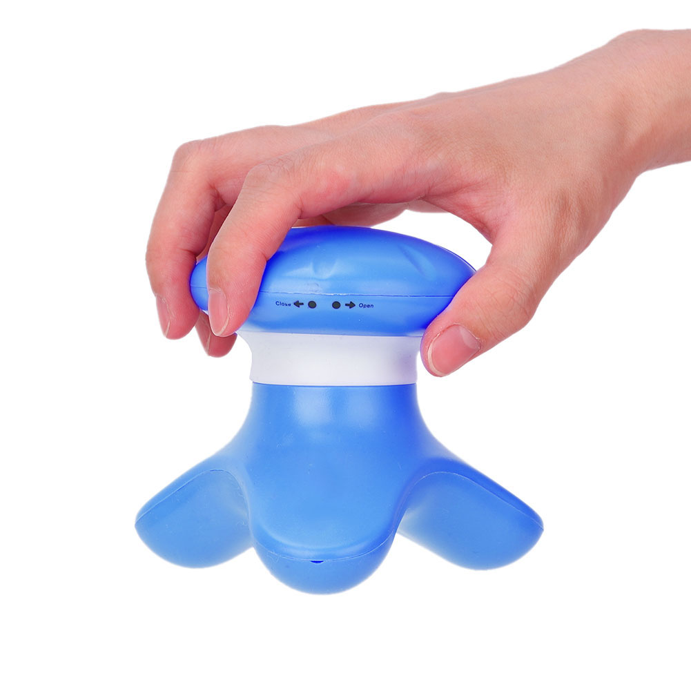 Eine Hand hält ein blaues Massagegerät. Es hat einen weißen Hals und drei abgerundete Vorsprünge. Das Werkzeug steht vor weißem Hintergrund.