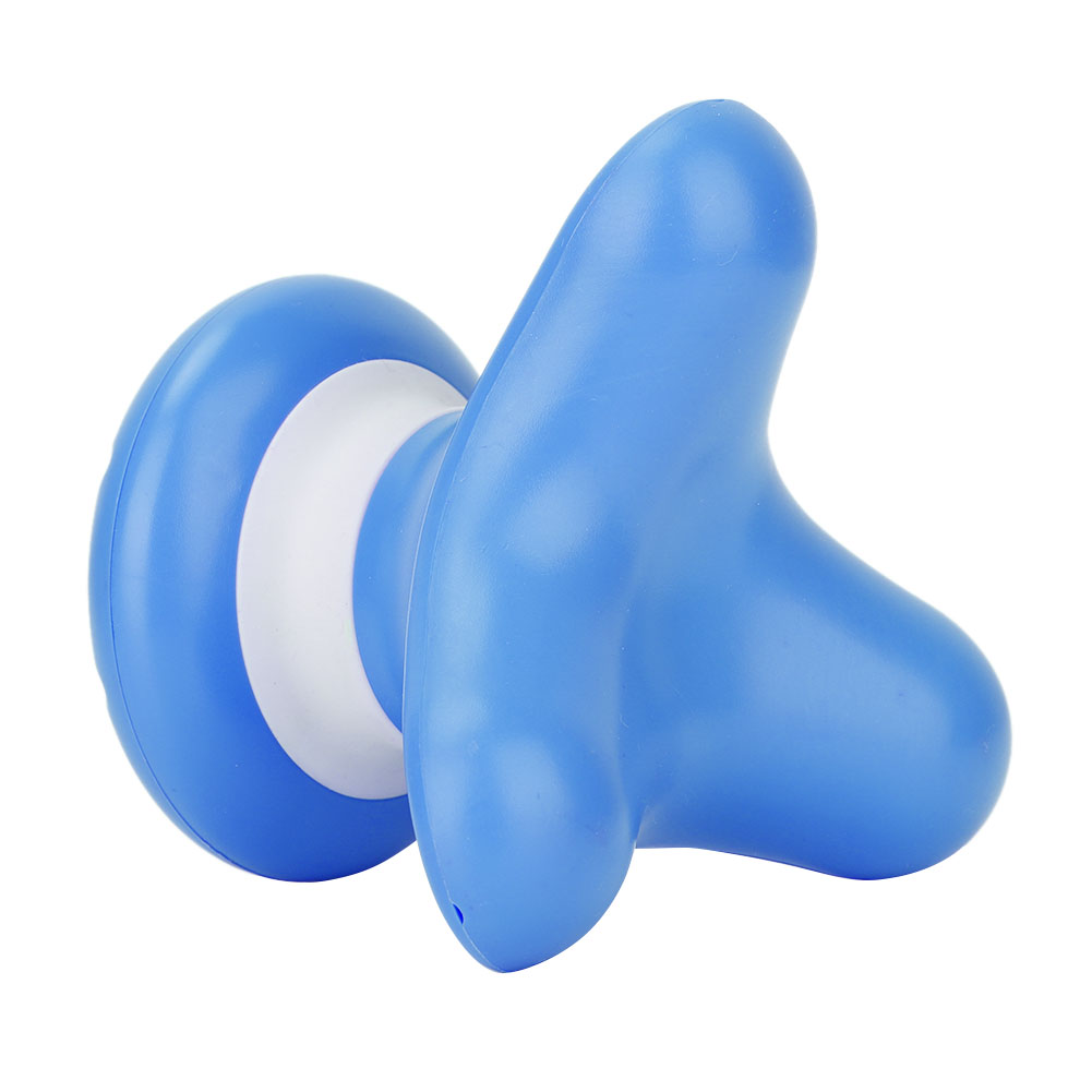 Blaues Massagegerät mit rundem Kopf und griffartiger Form auf weißem Hintergrund.