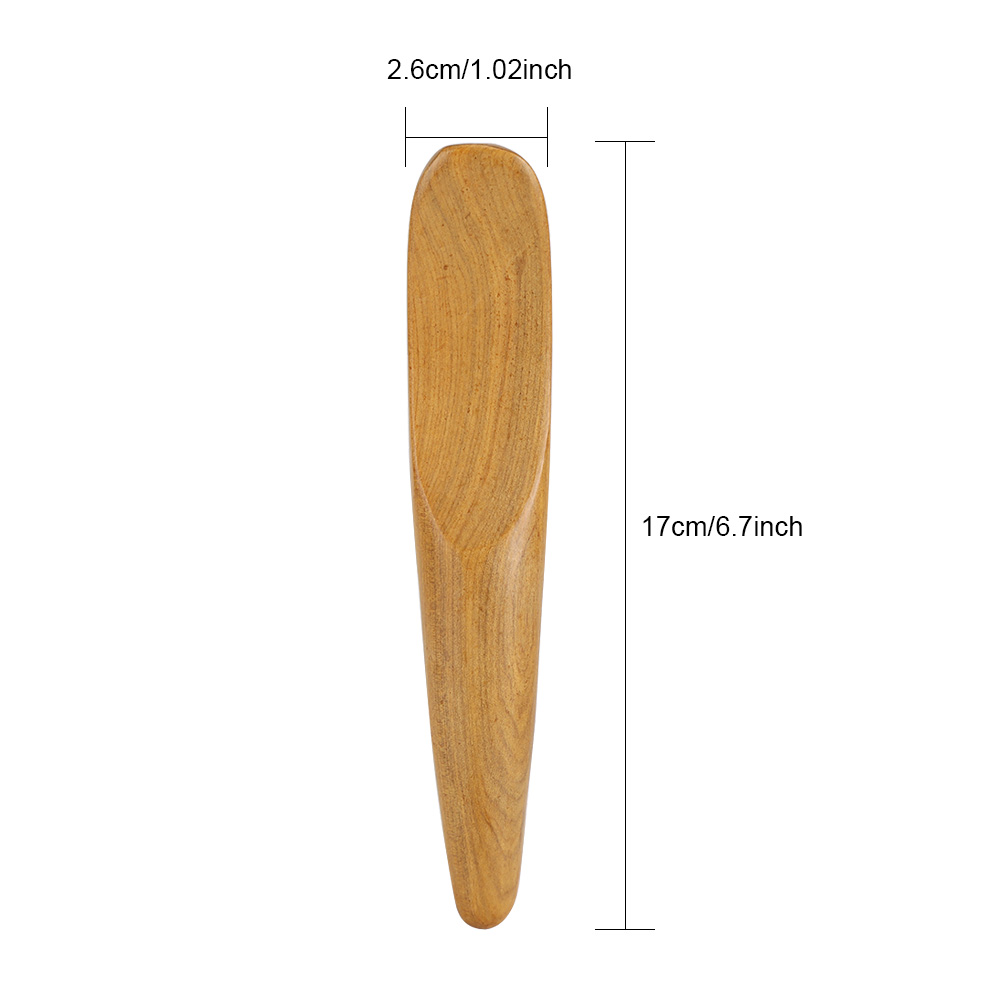 Braunes Massagegerät aus Holz, längliche Form. Maße: 2,6 cm/1,02 Zoll breit und 17 cm/6,7 Zoll lang. Isoliert auf weißem Hintergrund.