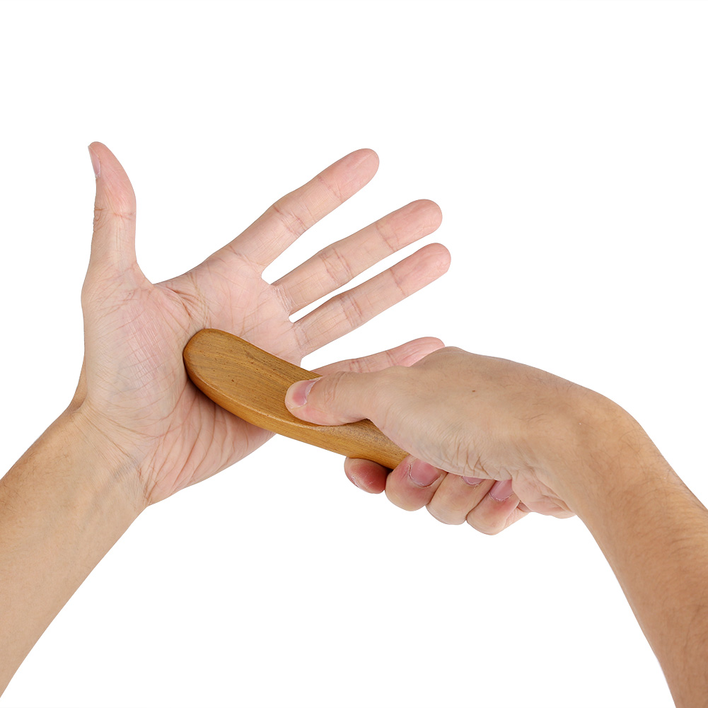 Zwei Hände halten ein Massagegerät aus Holz. Eine Hand hält es, die andere massiert die Handfläche. Weißer Hintergrund.