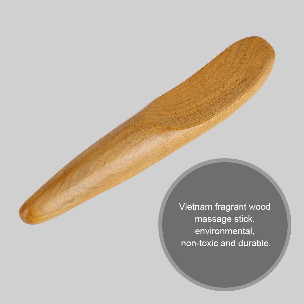 Holz-Massagestab auf Grau. Der Stab ist hellbraun, gebogen und verjüngt sich. Text rechts: Vietnam duftendes Holz, ungiftig.