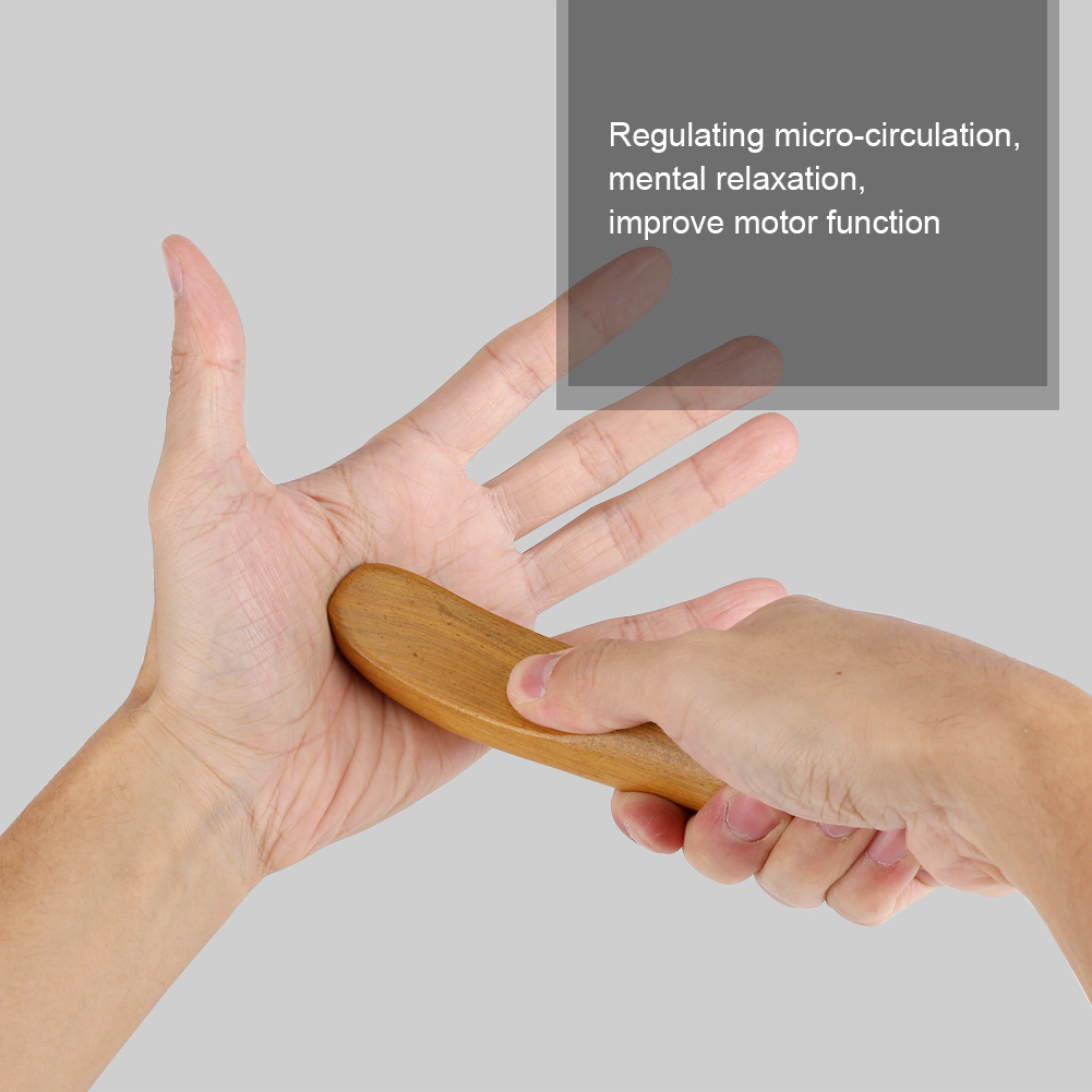 Eine Hand wird mit einem Holzwerkzeug massiert. Text überlagert, der Vorteile für Mikrozirkulation und Motorik suggeriert.