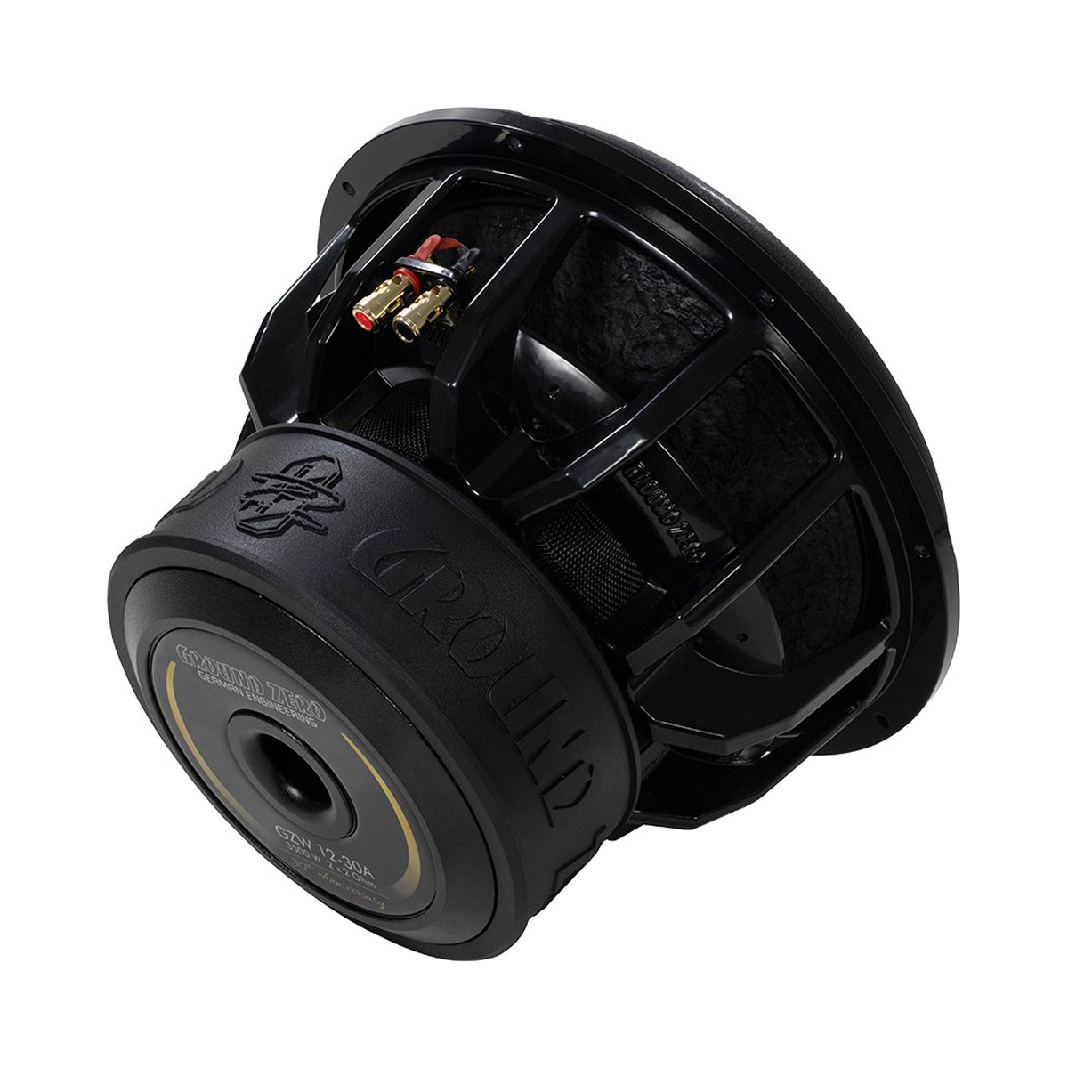 Schwarzer Subwoofer mit goldenen Akzenten. Er hat ein Ground Zero Logo und mehrere Anschlusspunkte. Weißer Hintergrund.
