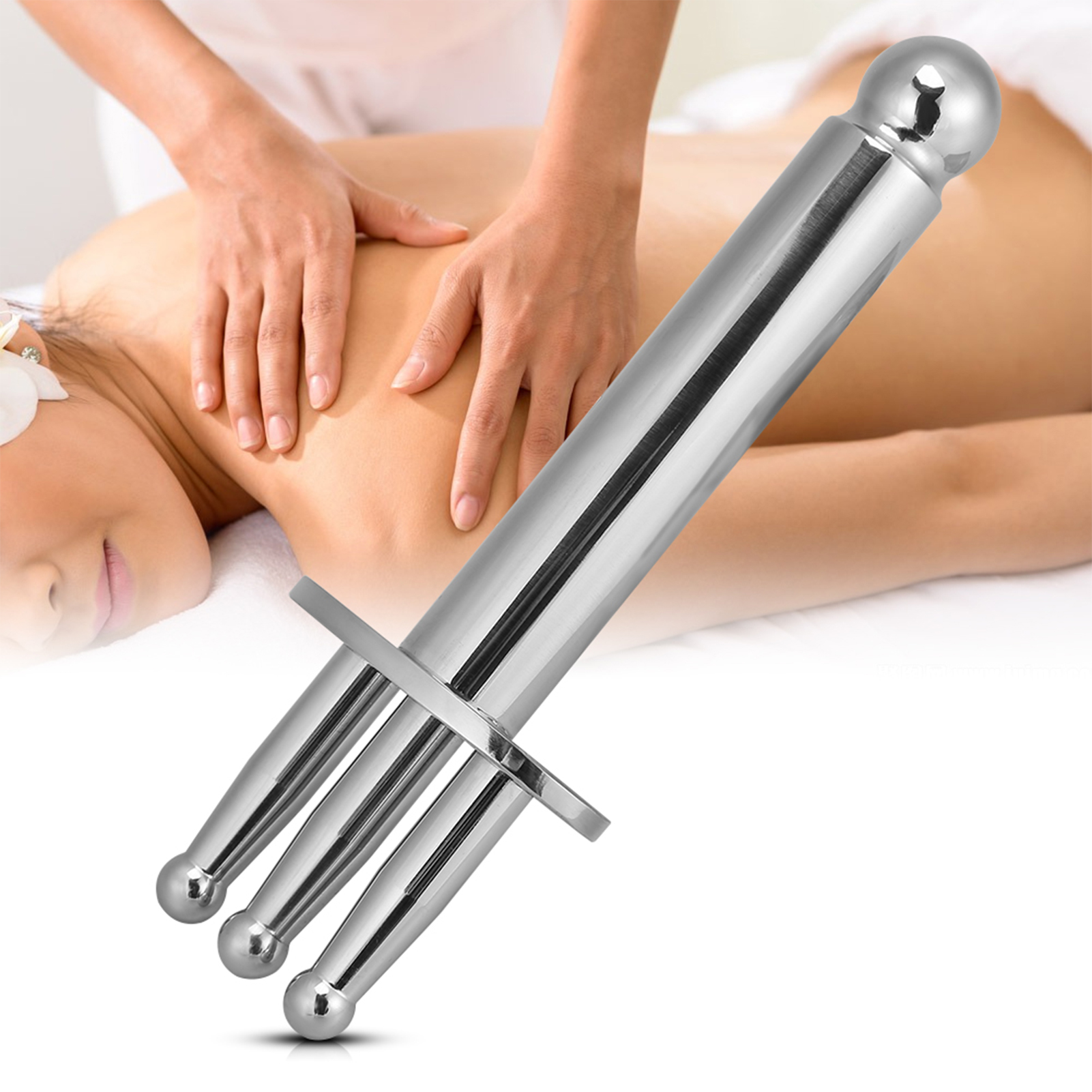 Rückenmassage. Ein silbernes Massagegerät im Vordergrund. Hände massieren den Rücken.
