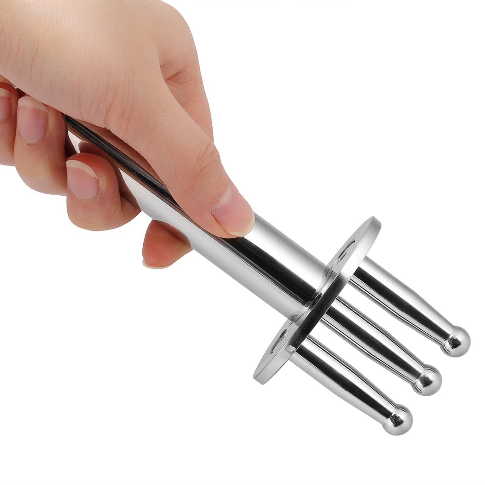 Eine Hand hält ein Chrom-Metallwerkzeug mit drei Zinken und einem Griff vor weißem Hintergrund.