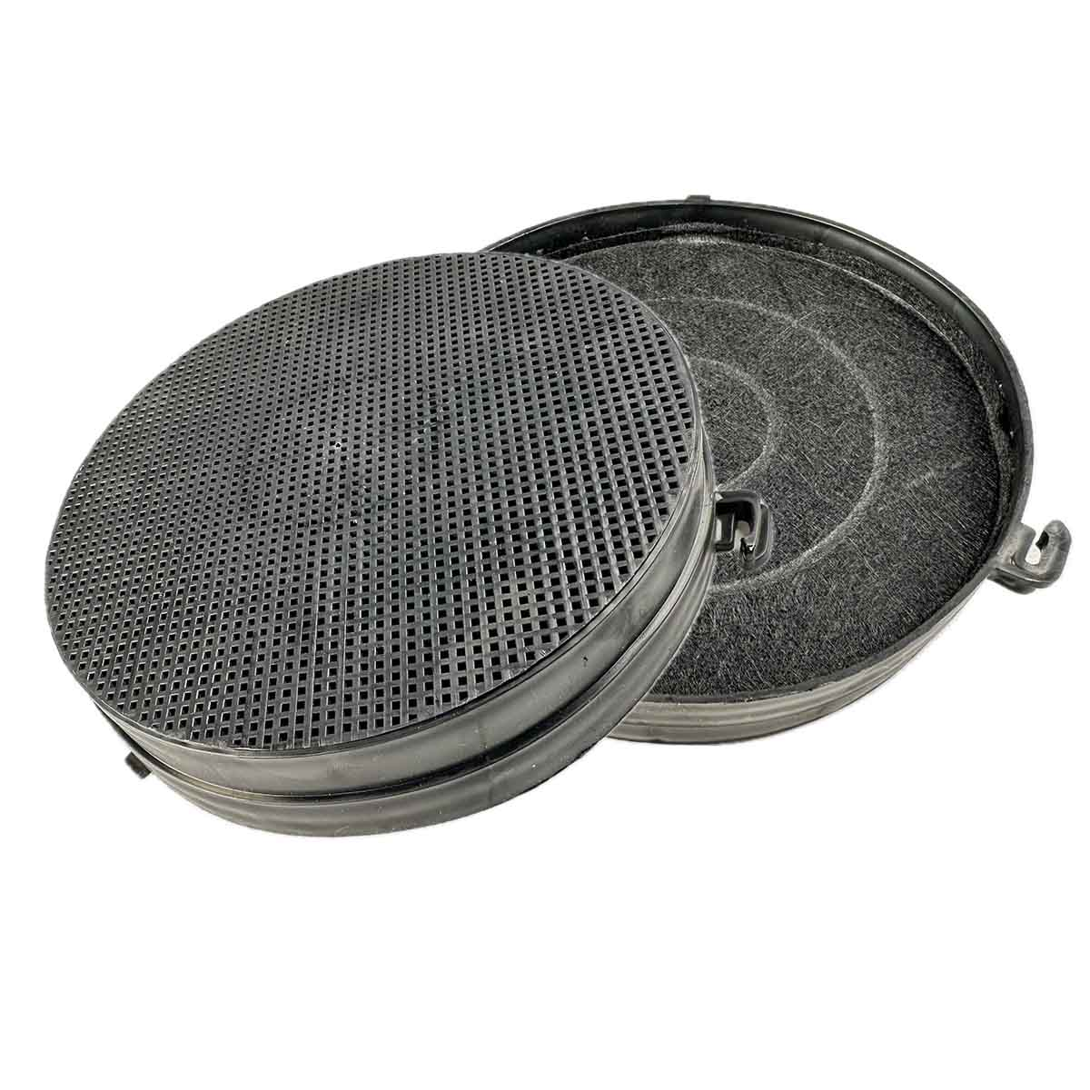 Zwei runde schwarze Filter vor weißem Hintergrund. Einer hat ein Gittermuster, der andere ist mit dunklerem Material gefüllt.