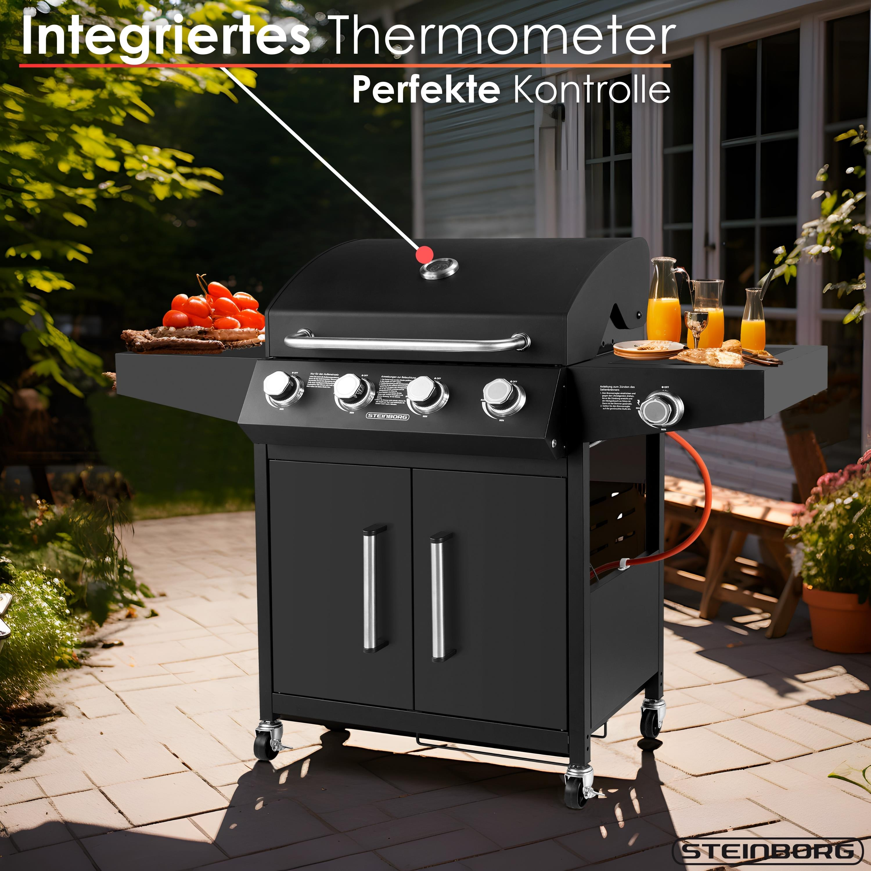 Schwarzer Grill mit Thermometer, Seitenablagen, Tomaten und Getränken auf einer Terrasse. Hintergrund: Haus und Pflanzen.