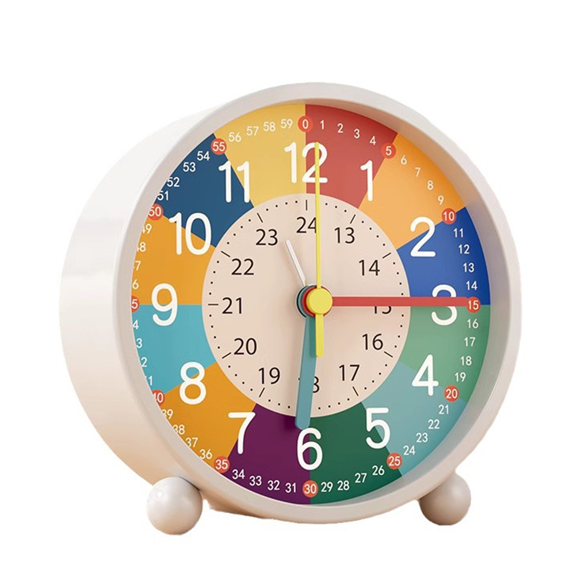 Eine weiße Uhr mit buntem Zifferblatt mit Zahlen und Zeigern. Die Zeiger zeigen auf 3:30 Uhr. Die Uhr hat zwei kleine weiße Füße.