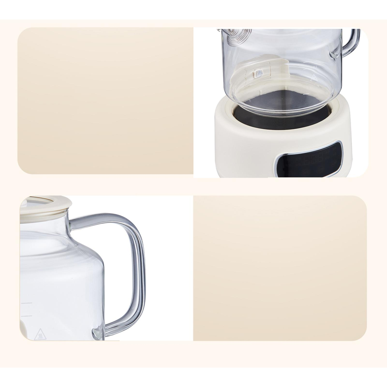 Ein klarer Glas-Teekessel mit silbernem Griff steht auf einem weißen Sockel. Der Hintergrund ist beige.