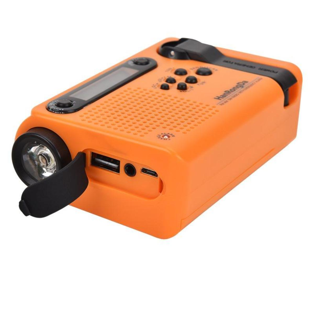 Ein orangefarbenes HanRongDa-Notfallradio. Es hat eine Taschenlampe, einen USB-Anschluss und eine Kurbel. Es ist vor weißem Hintergrund.