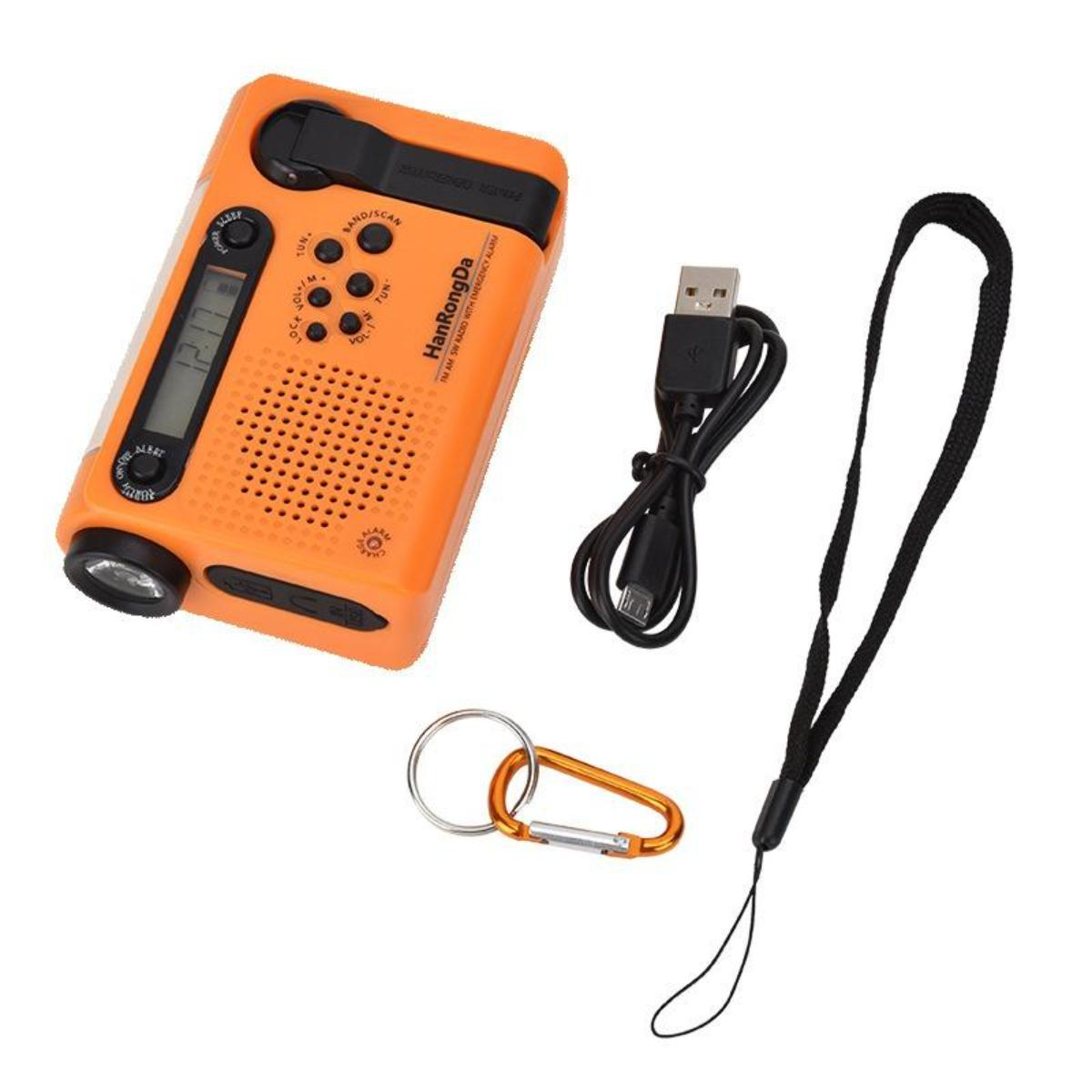 Oranges Notfallradio mit USB-Kabel, Karabiner und Schlaufe. Das Radio hat einen Bildschirm und Knöpfe. Alle Objekte vor weißem Hintergrund.