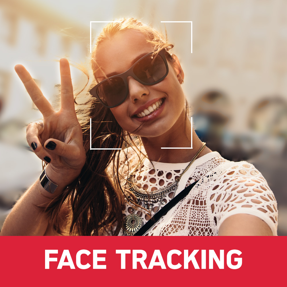 Kobieta w okularach przeciwsłonecznych pokazuje znak pokoju. Nakładka śledzenia twarzy. Czerwony pasek: FACE TRACKING.