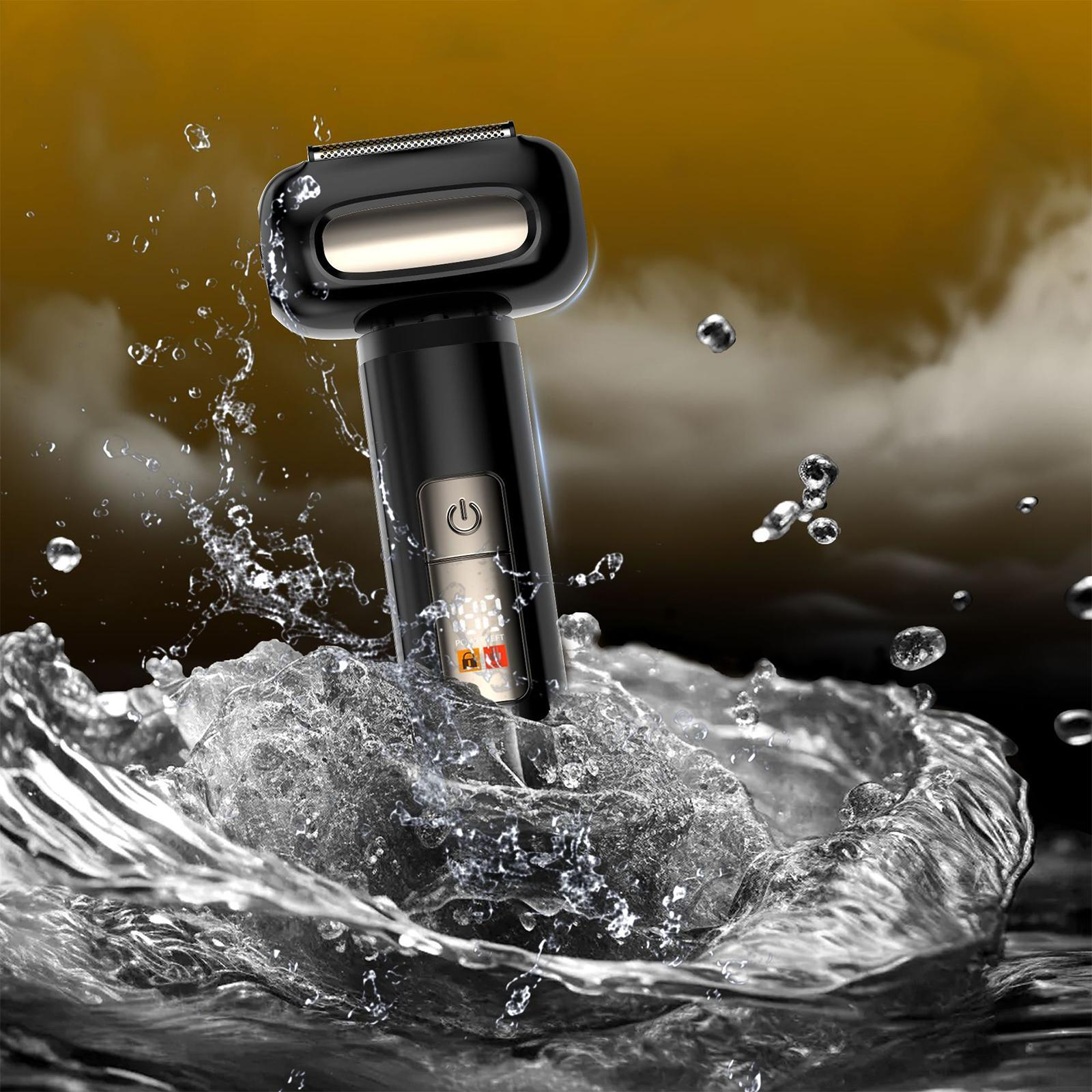 Schwarzer Elektrorasierer im Wasserspritzer. Wassertropfen und Wellen umgeben den Rasierer. Der Hintergrund ist golden.