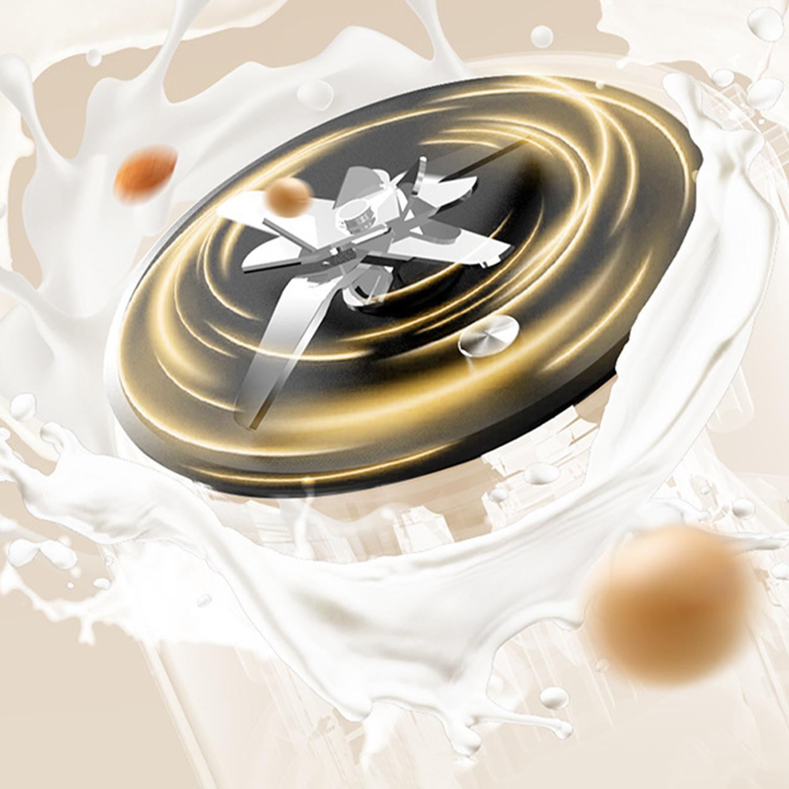 Mixermesser, umgeben von Milchspritzern und verschwommenen Eiern, mit beigem Hintergrund und goldenen Lichteffekten.