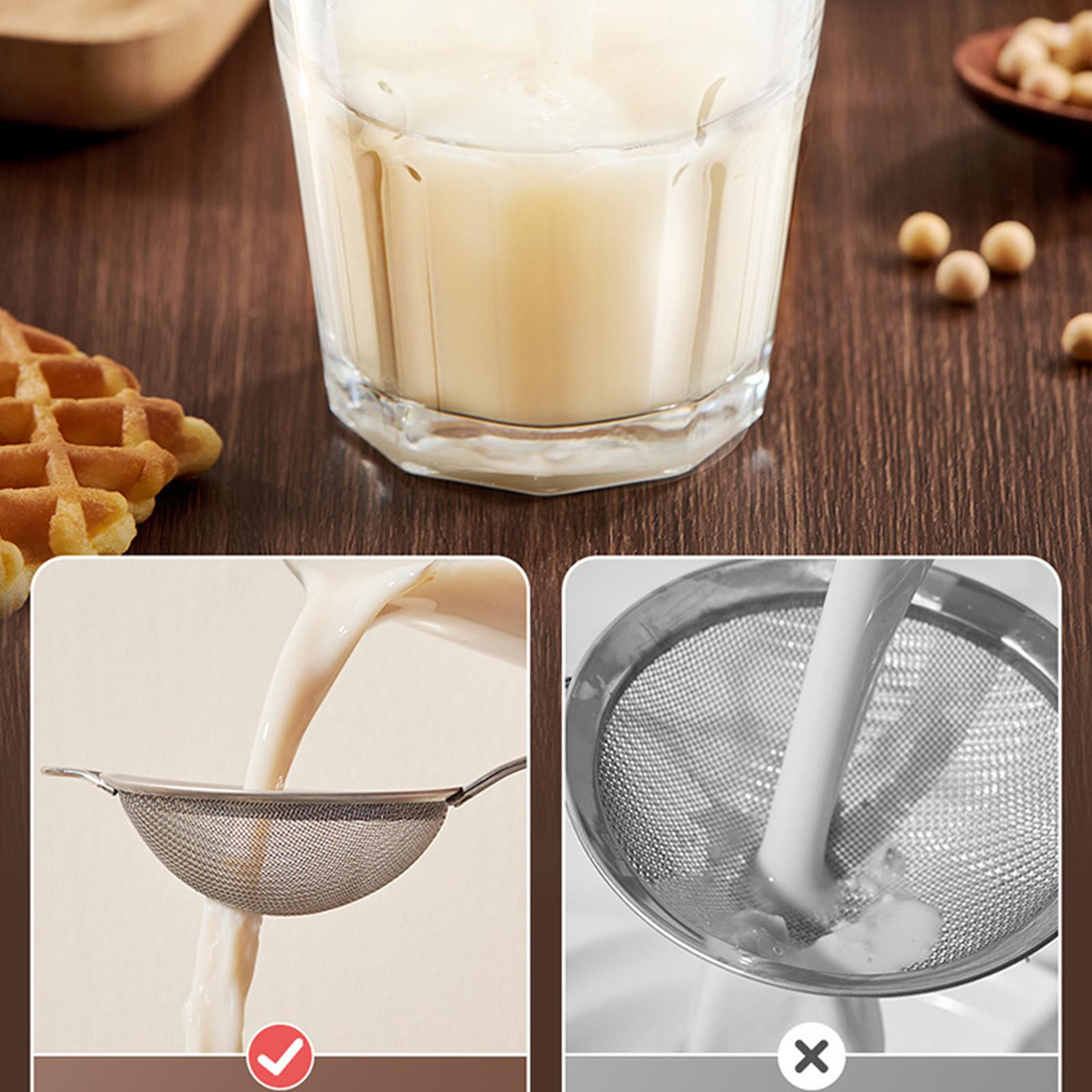 Glas Milch, Waffel, Sojabohnen und Milch wird abgeseiht. Eine Methode gelingt, die andere scheitert.
