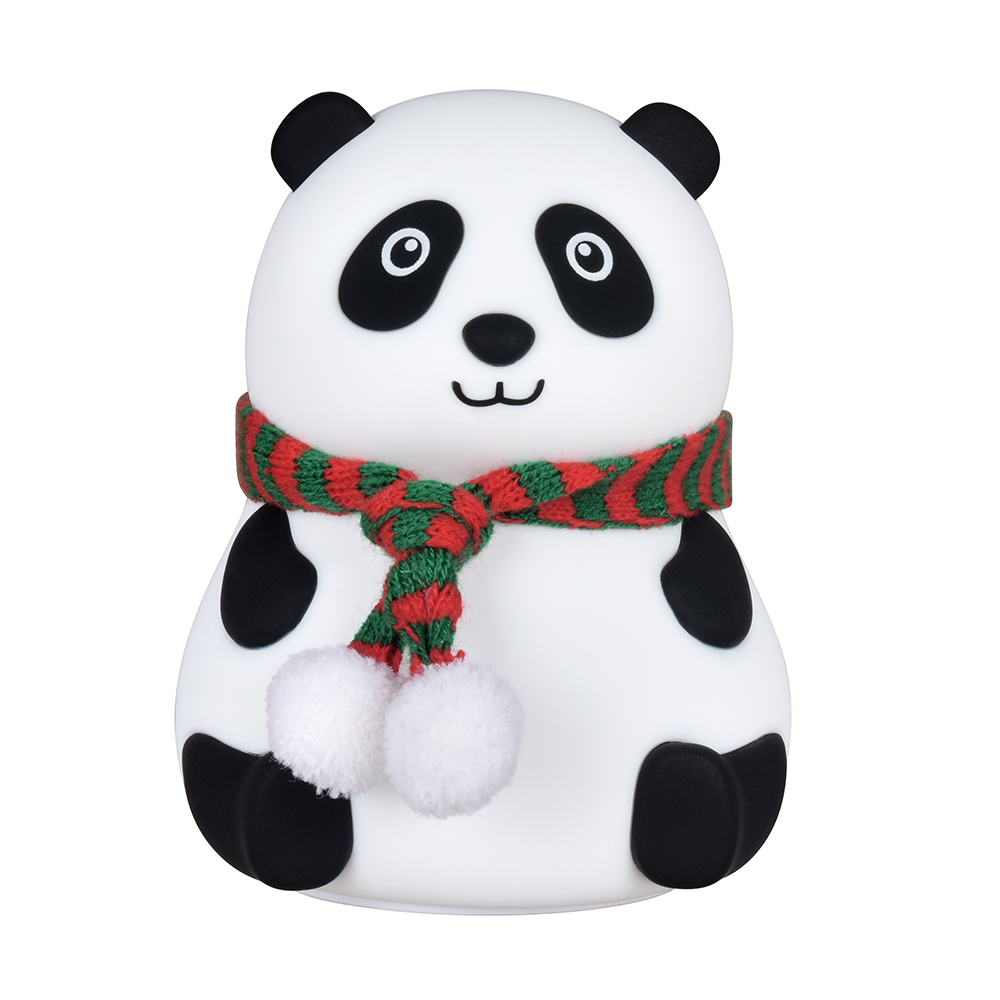 Eine Panda-Figur mit einem rot-grünen Schal und weißen Pompons. Schwarze Ohren, Augen und Füße. Weißer Körper. Lächelndes Gesicht.