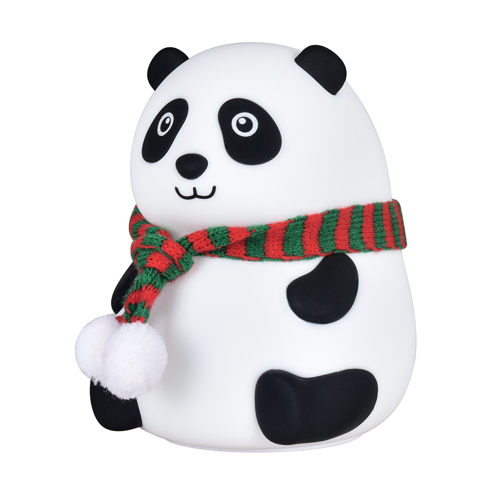 Ein weißer Panda mit schwarzen Ohren, Augen und Flecken. Er trägt einen rot-grün gestreiften Schal. Auf dem Schal sind zwei weiße Bommel.