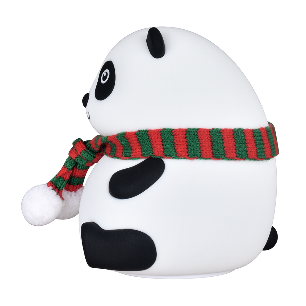 Eine weiße Panda-Figur mit einem rot-grün gestreiften Schal. Sie hat schwarze Ohren, Augen und Flecken. Weißer Hintergrund.