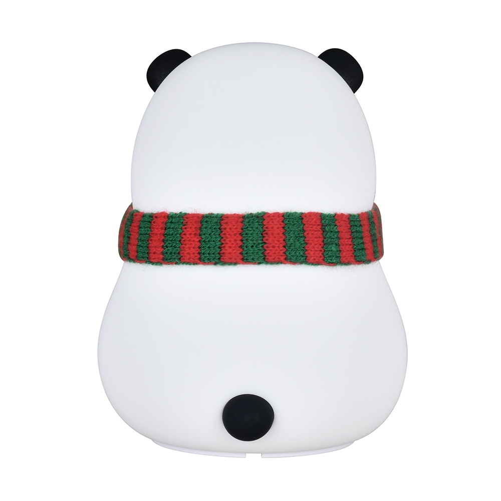 Ein weißes Pandaförmiges Licht mit schwarzen Ohren und einem Weihnachtsschal. Es hat einen schwarzen Knopf unten und einen weißen Hintergrund.