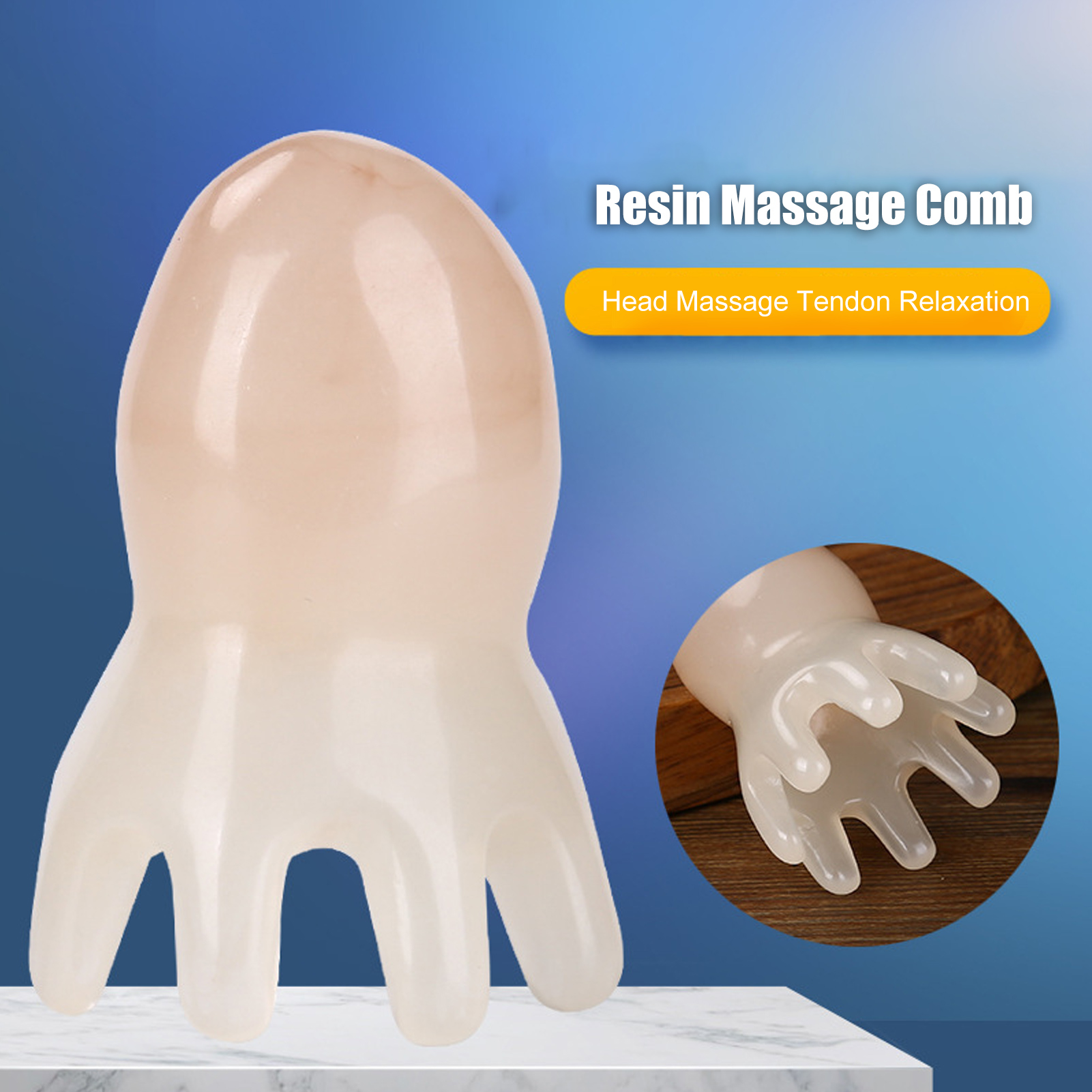 Ein hellbeige Massagekamm aus Harz, geformt wie eine Hand, auf einer weißen Oberfläche vor blauem Hintergrund.