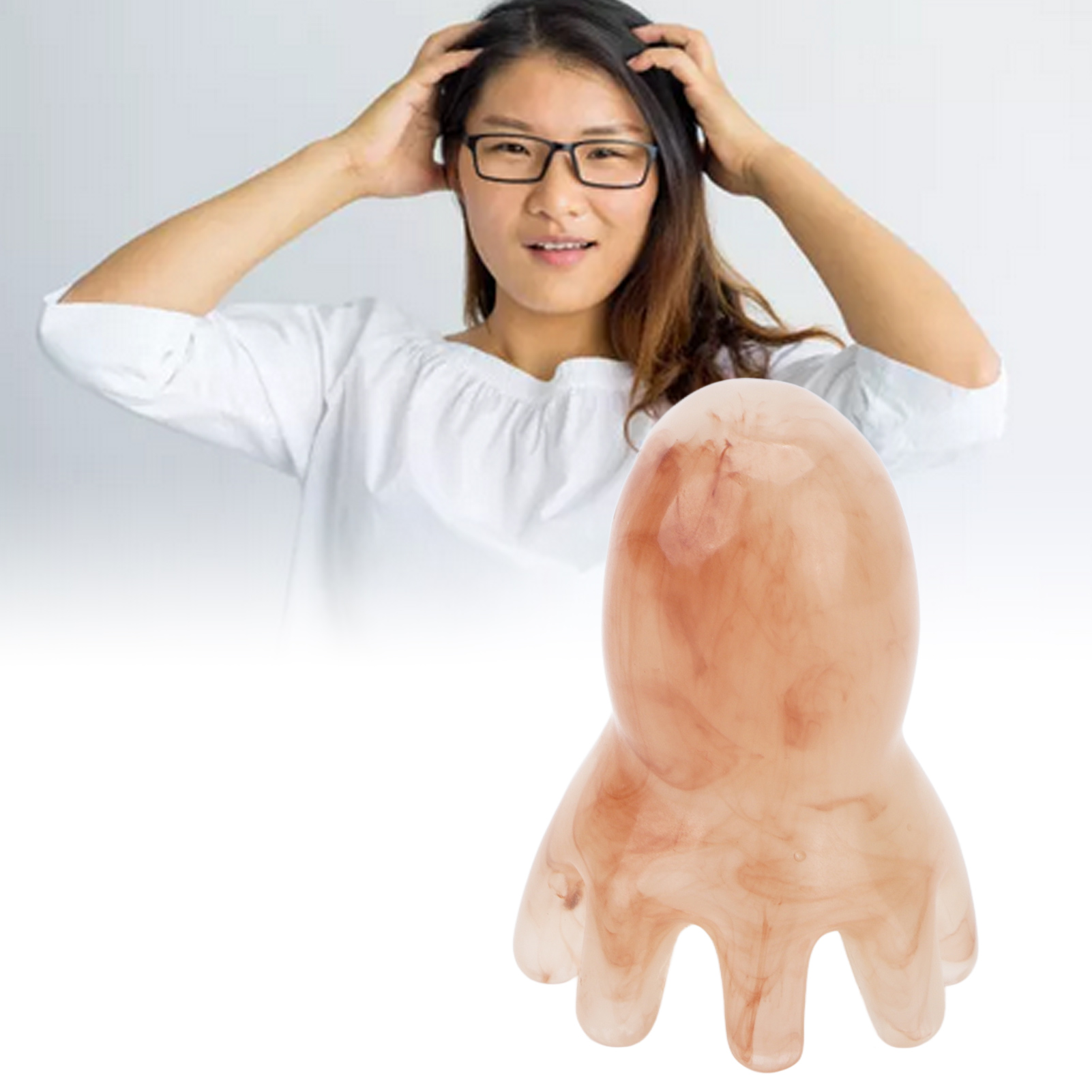 Frau mit Brille berührt ihr Haar. Ein braunes, oktopusartiges Objekt ist im Vordergrund.